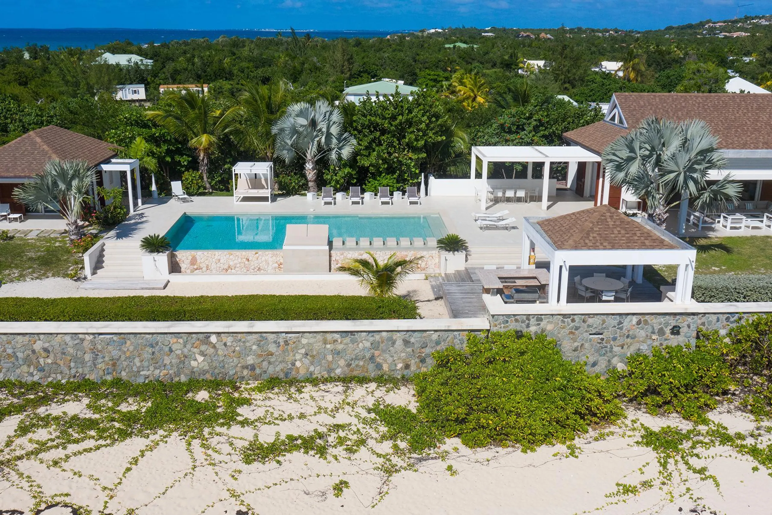 Chic Beachfront Contemporary Styled Villa with Private Pool — photograph 10