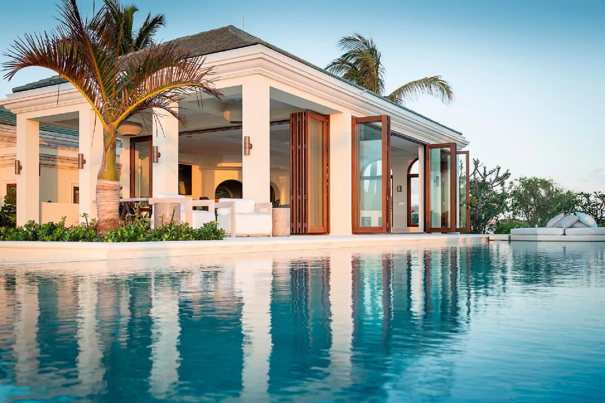 Elegant Modern Beachfront Estate with Multiple Pools and Oceans Views — photograph 7