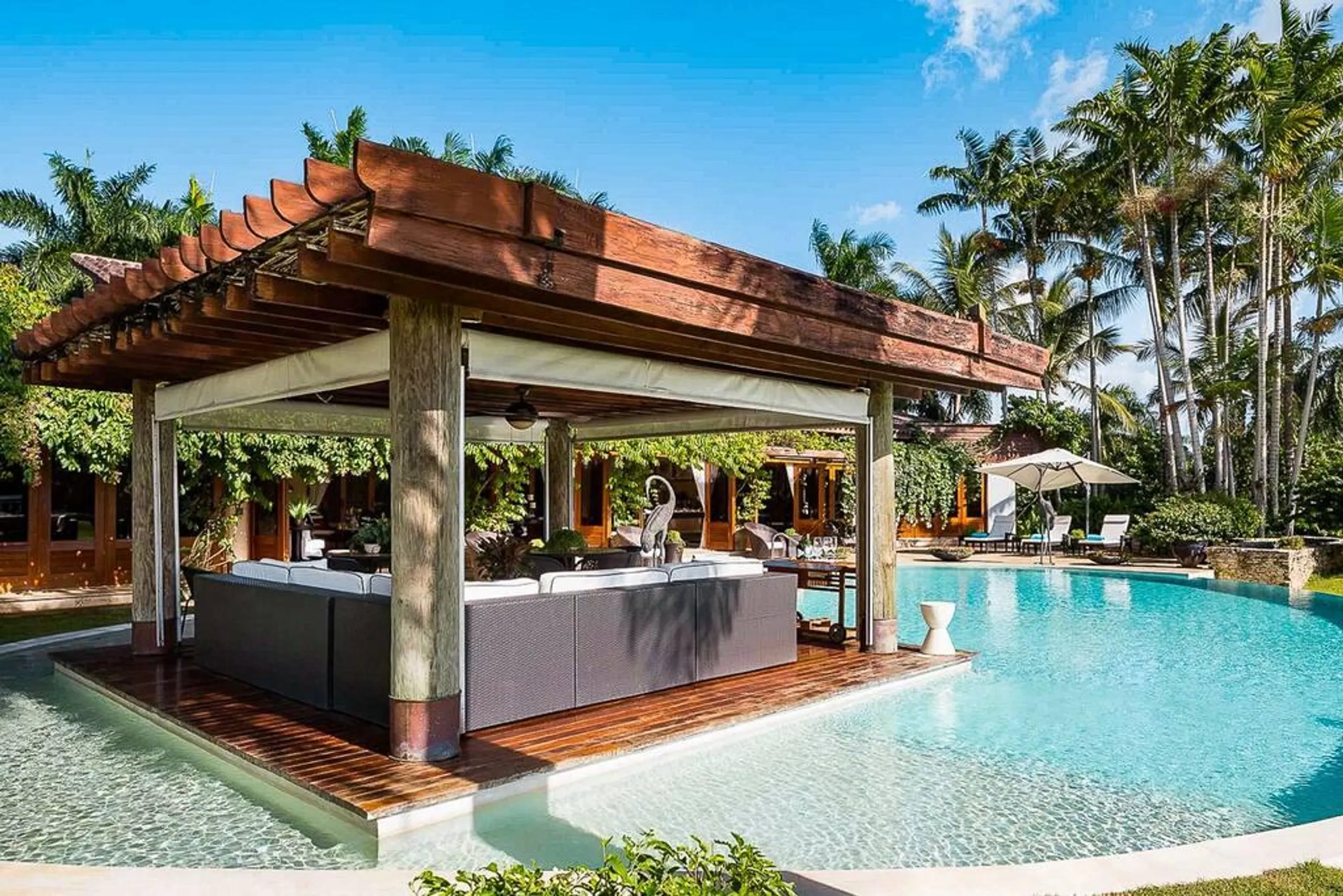 Refined Tropical Retreat with Private Pool and Gazebo — photograph 3