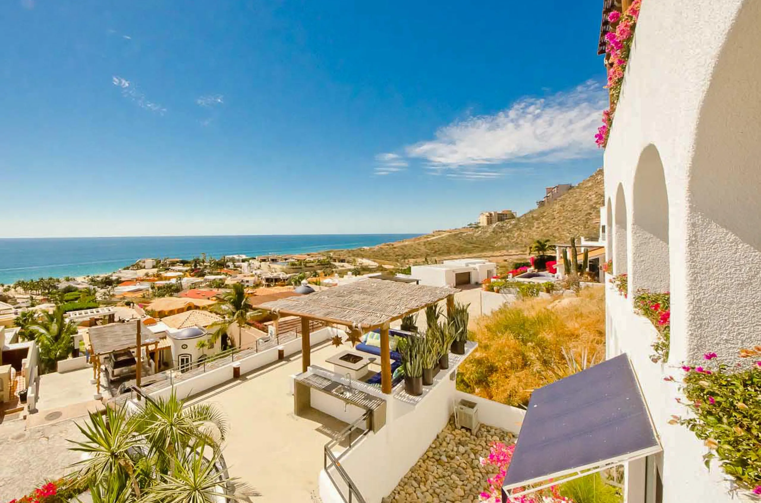 Imposing Cabo San Lucas Estate with Blue Water Pool and Jacuzzi — photograph 4