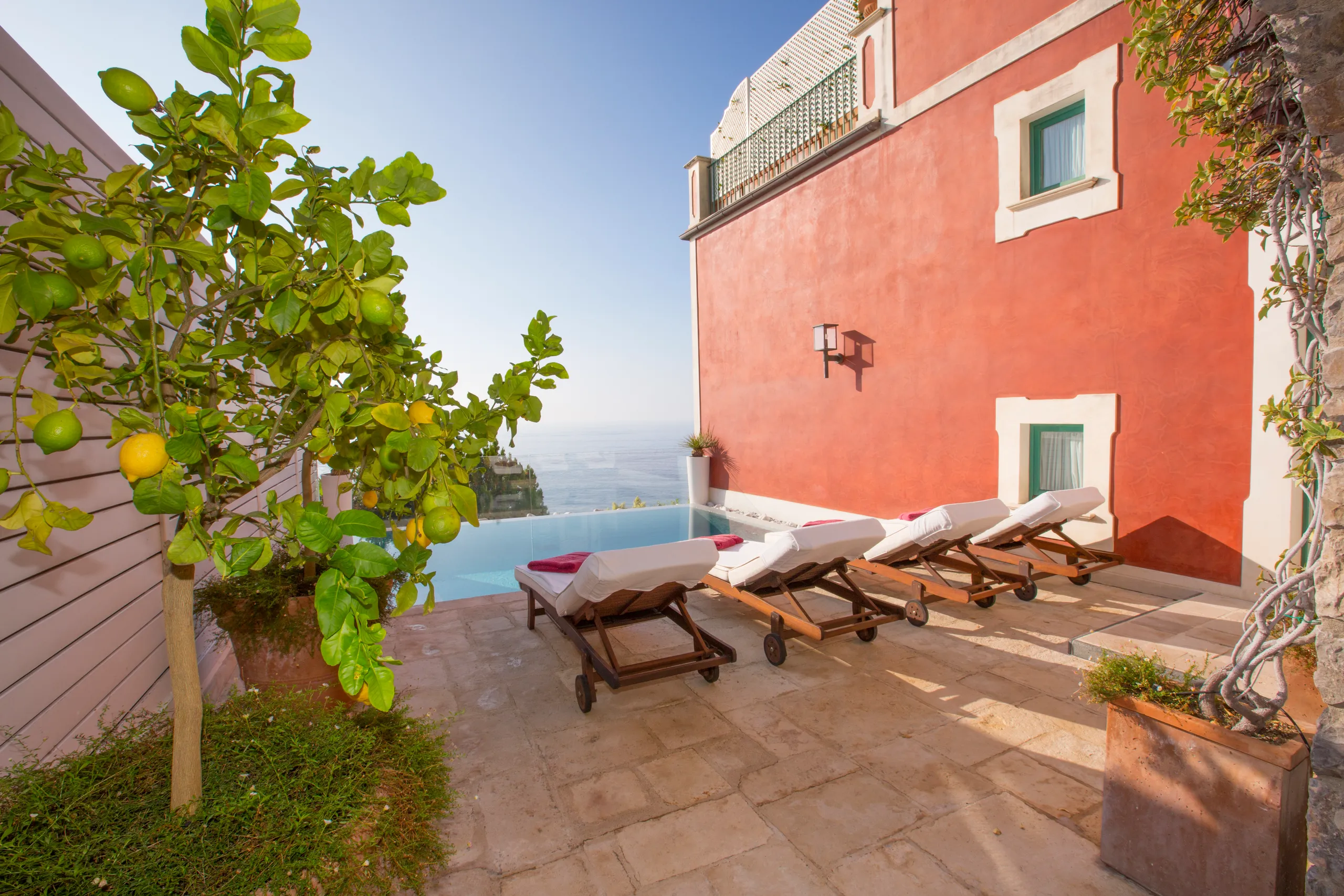 Refined 5BR Retreat with Indoor Pool and Panoramic Sea Views — photograph 6
