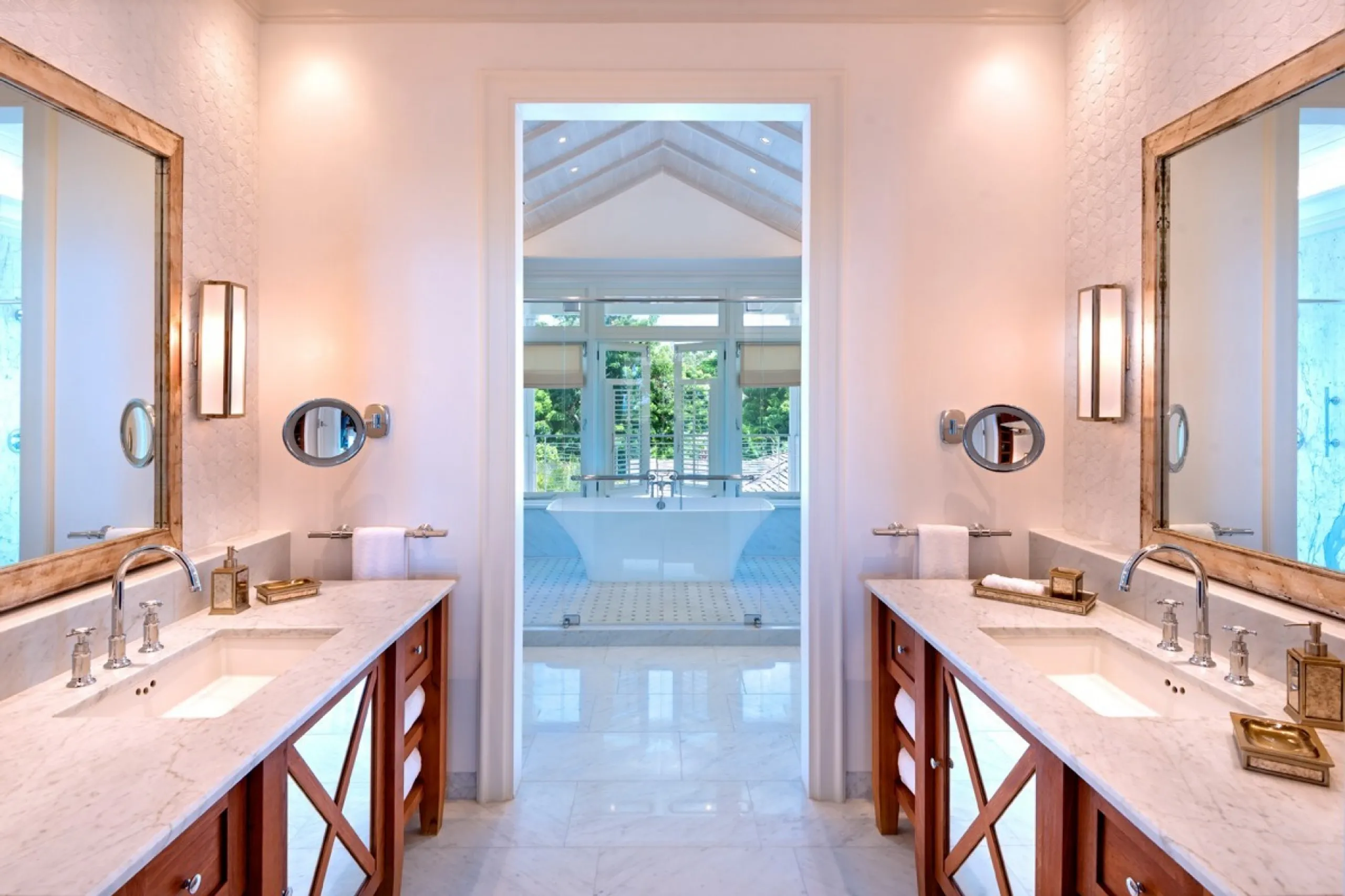 Sophisticated Contemporary Villa with Private Pool and Beach Views — photograph 12