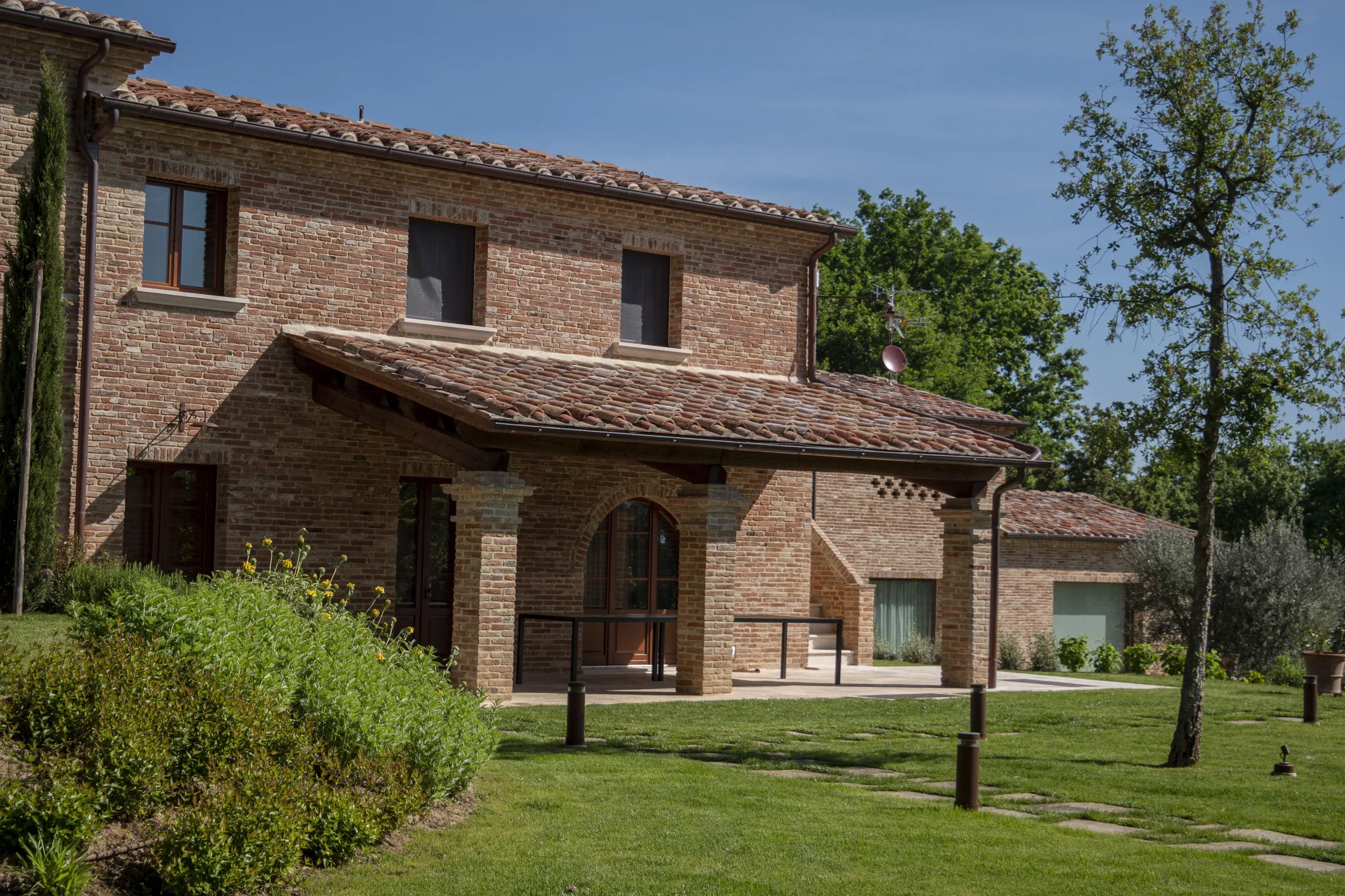 Classical Italian Estate with Invigorating Pool and Vineyard Views — photograph 9