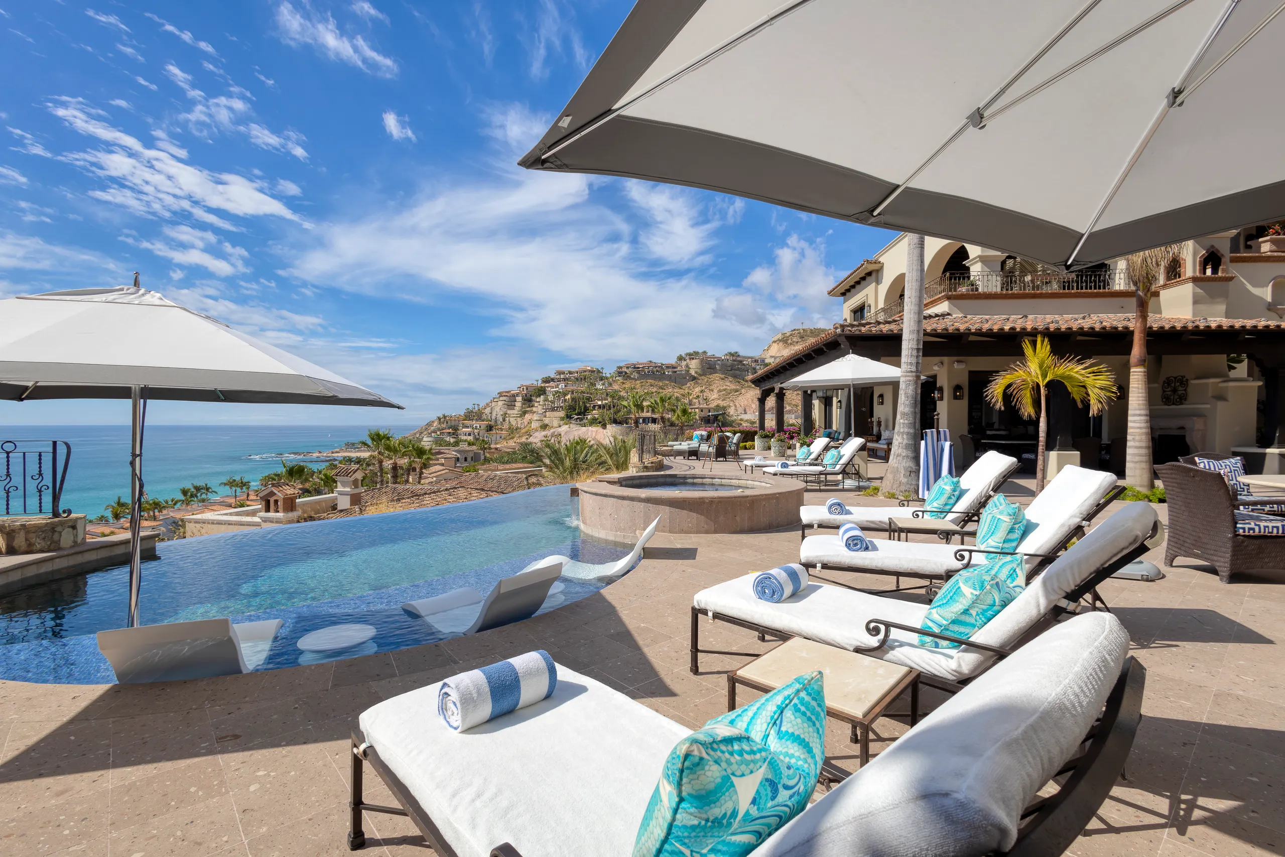 Elegantly Appointed Five Bedroom Villa with Private Infinity Pool, Jacuzzi and Panoramic Ocean Views — photograph 4