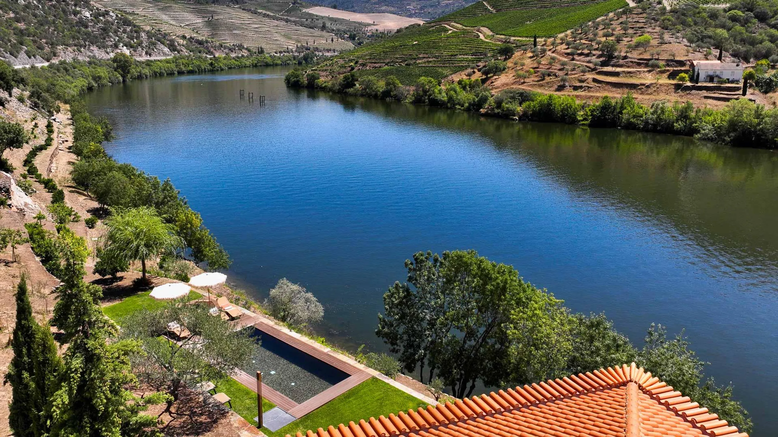 Magnificent Riverside Luxury Villa with Private Pool and Panoramic Views — photograph 4