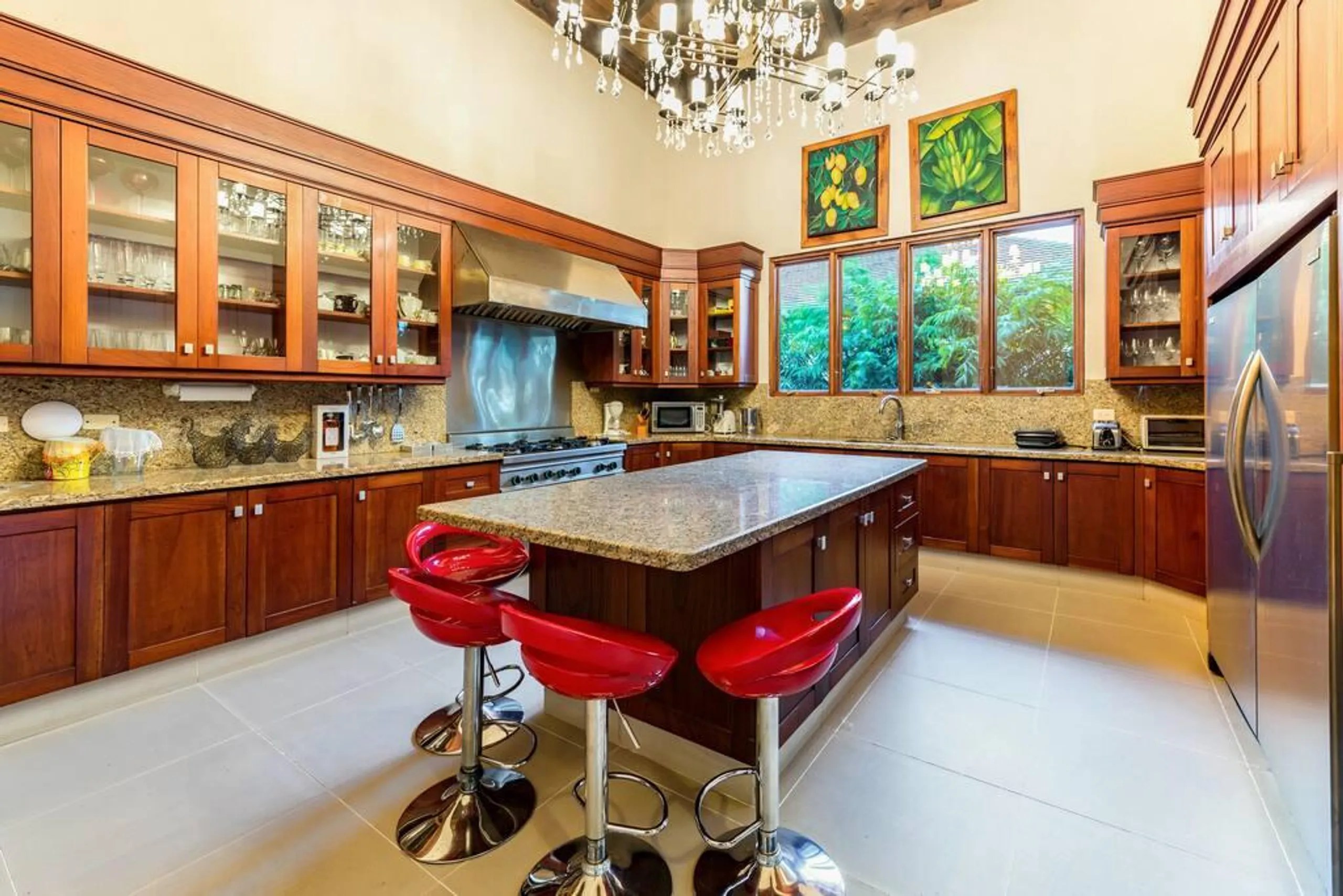 Sophisticated Paradise Retreat with Private Pool and Jacuzzi — photograph 11