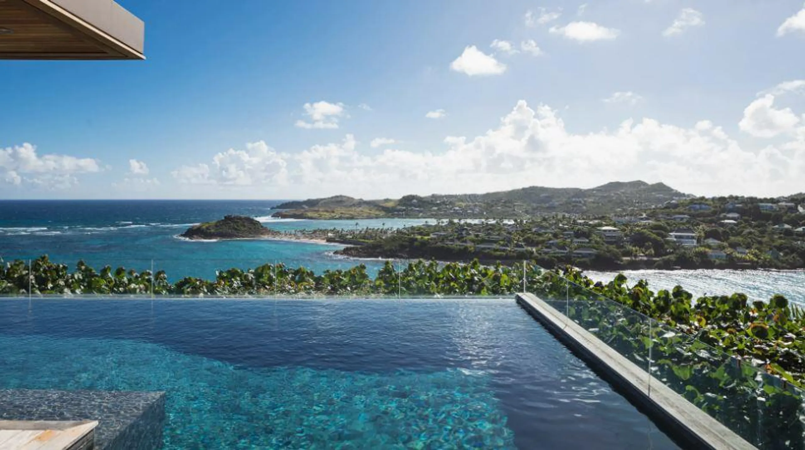 Calming Contemporary Styled Beachfront Villa with Heated Infinity Pool — photograph 3