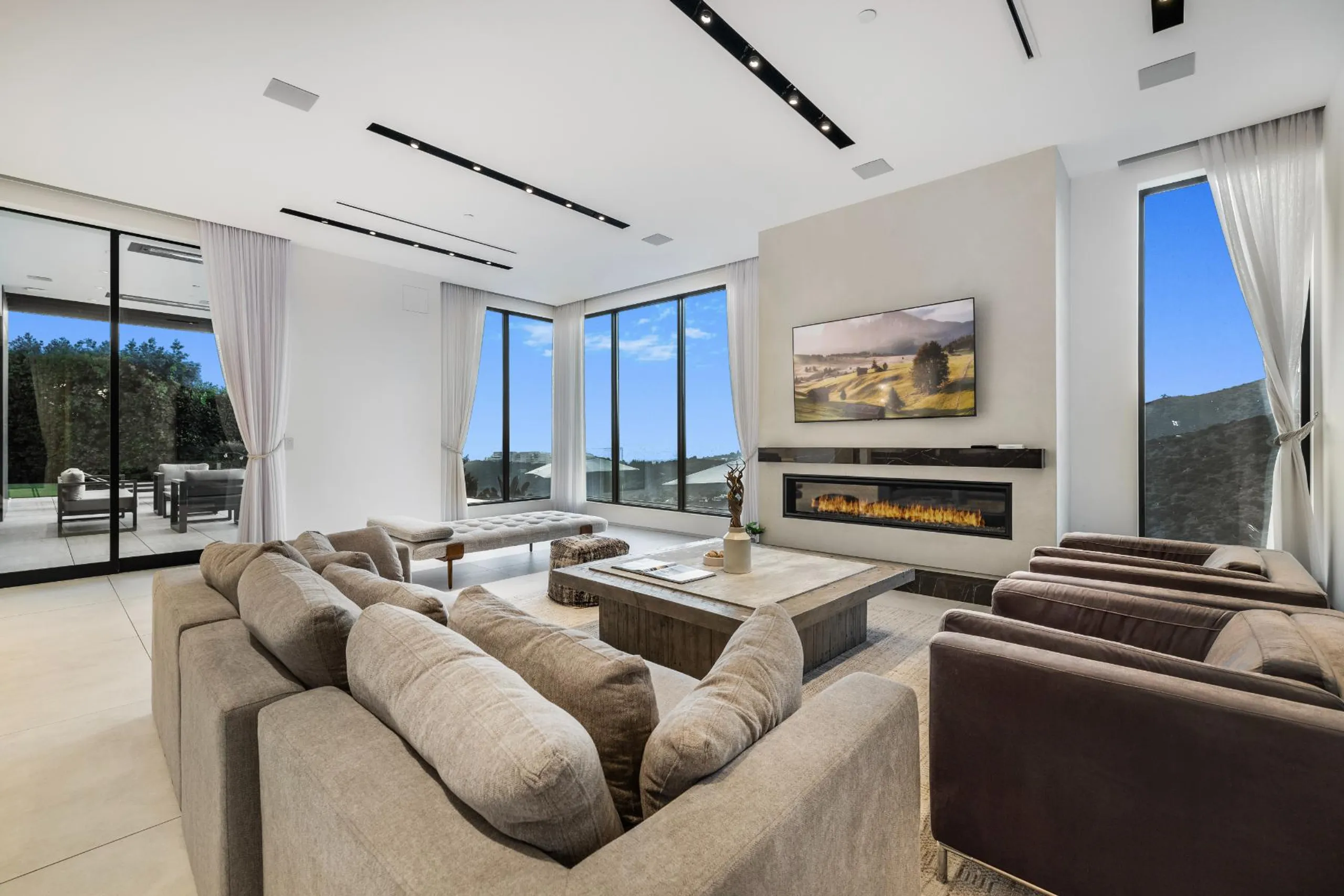 Grand Bel AIr Luxury Modern Estate with Infinity Pool and Panoramic Views — photograph 8