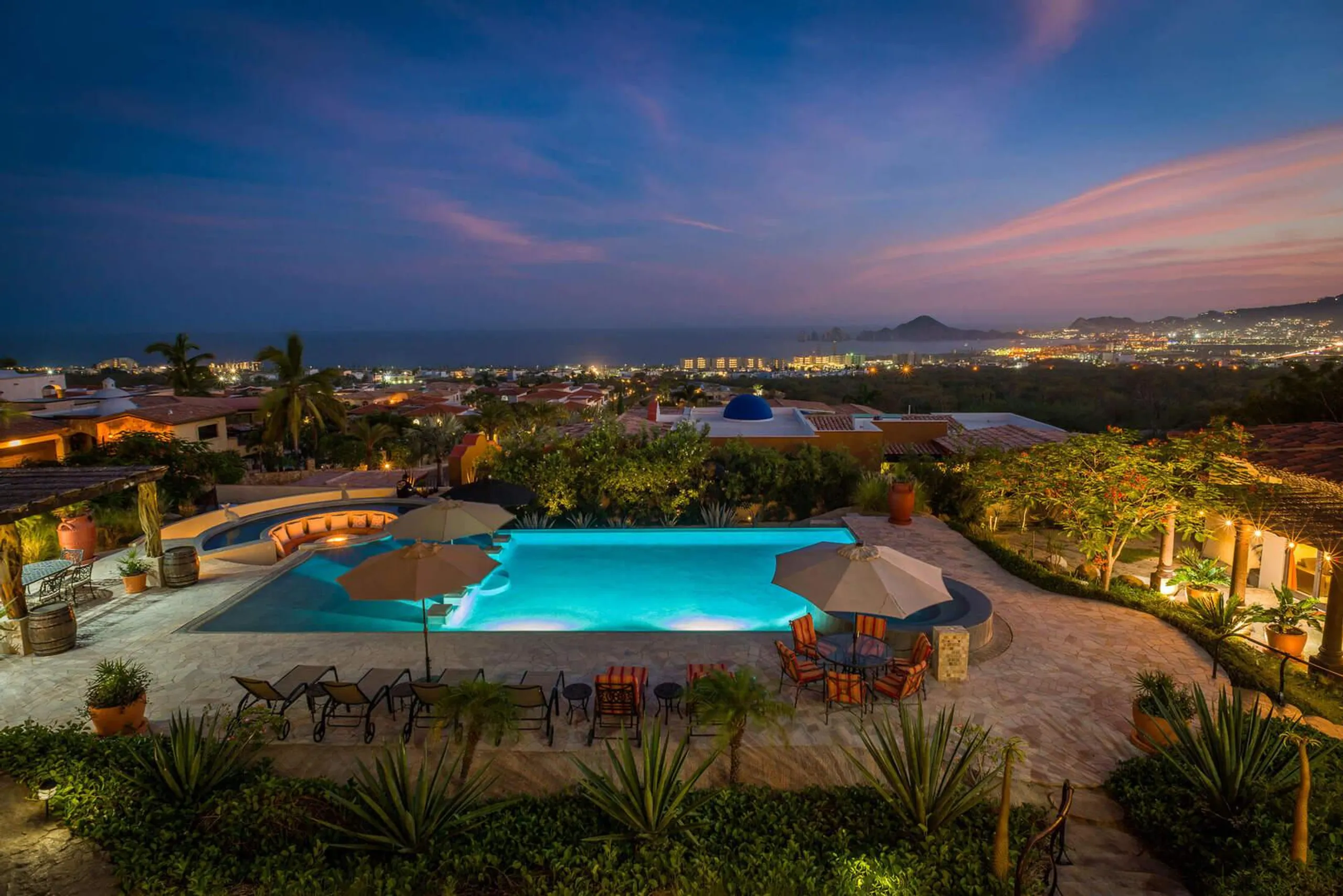 Exhilarating Hillside Villa with Infinity Pool and Panoramic City Views in Cabo San Lucas — photograph 8