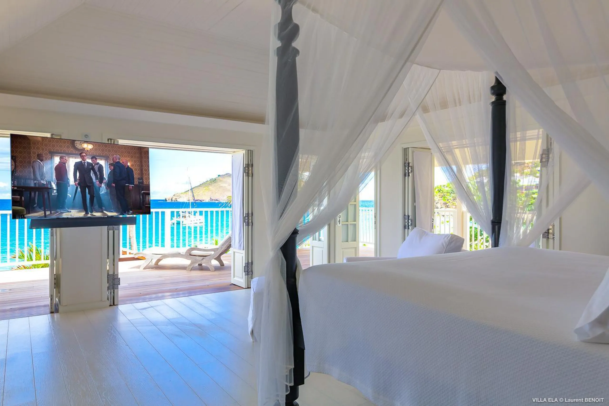 Majestic Beachfront Villa with Tennis Court, Private Pool and Walks to Ocean — photograph 11