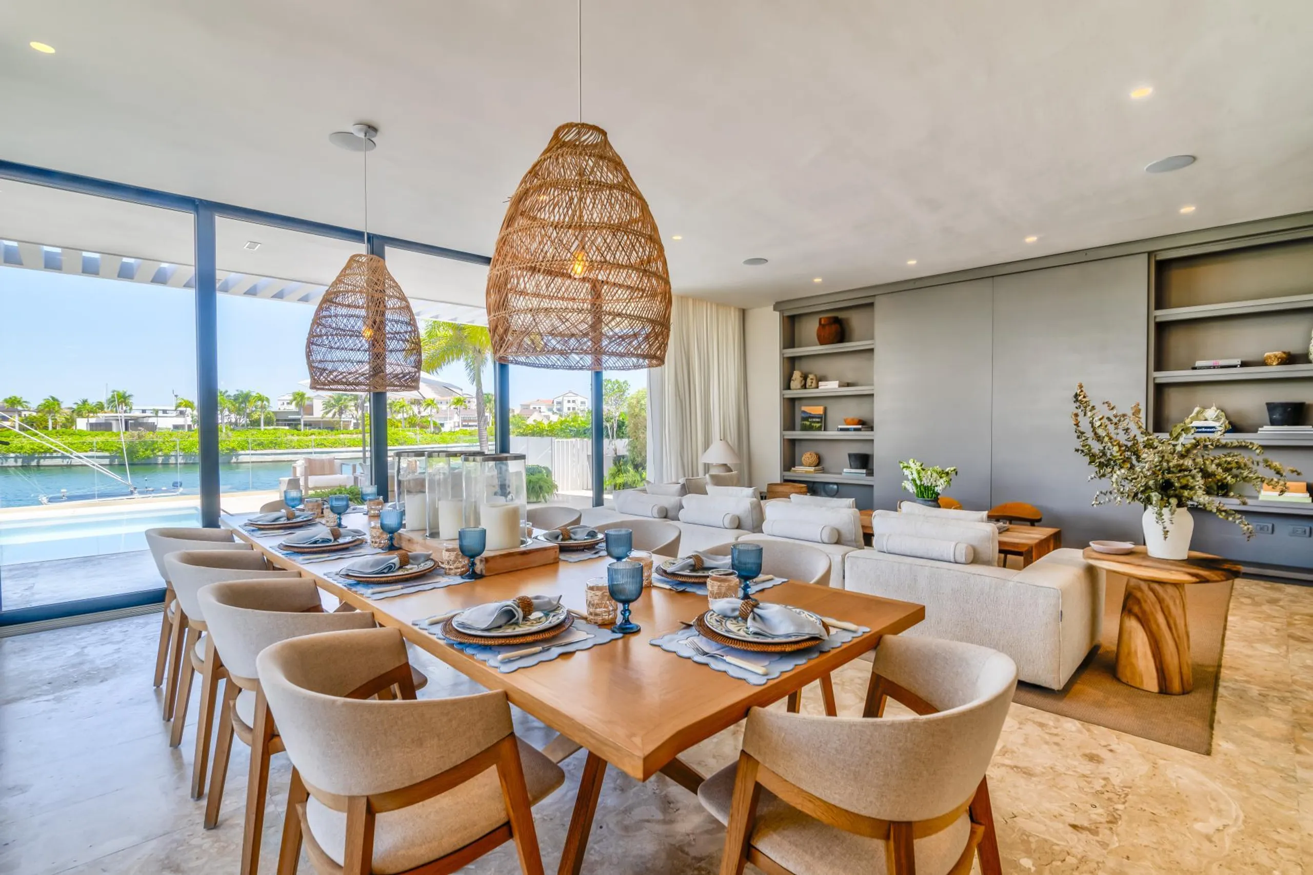 Plush and Inviting Oceanfront Villa with Two Private Pools — photograph 5