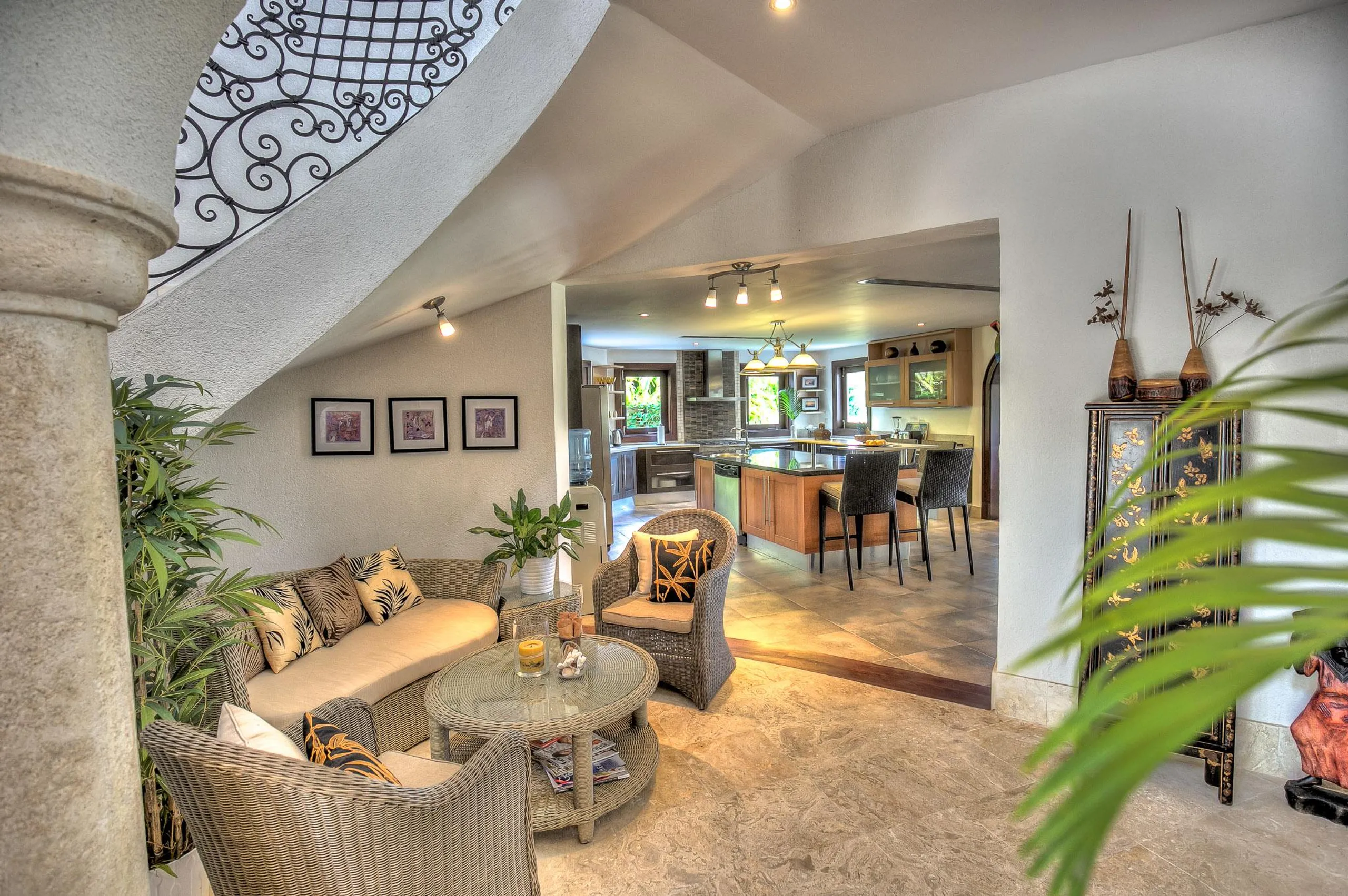 Classic Spanish Colonial Style with Private Pool and Golf Views — photograph 8