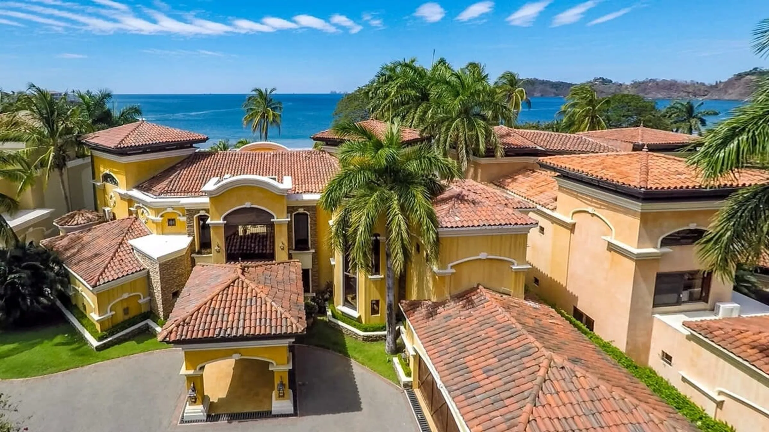 Beachfront Mediterranean-Style Villa with Private Infinity Pool, and Ocean Views — photograph 5