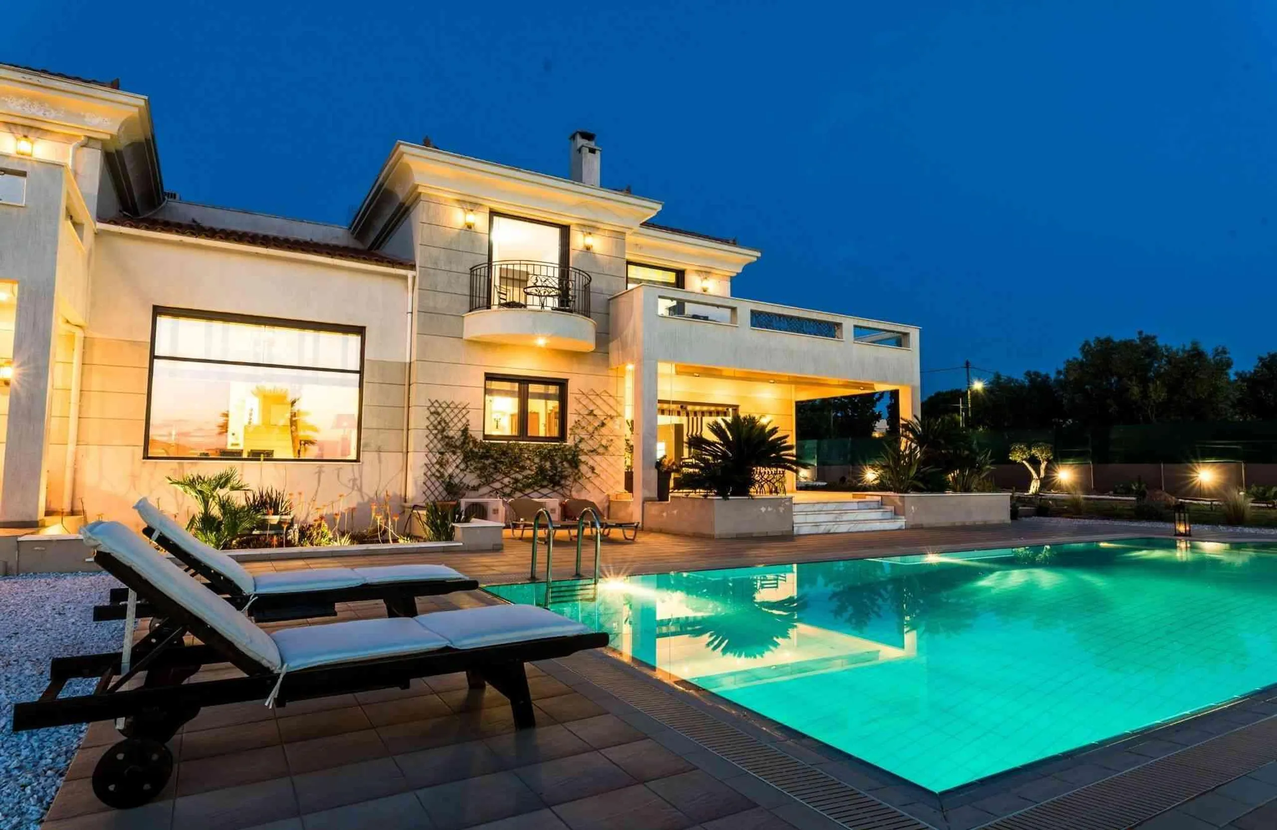 Elegant Light-filled Residence with Private Pool and Mountain Views — photograph 6