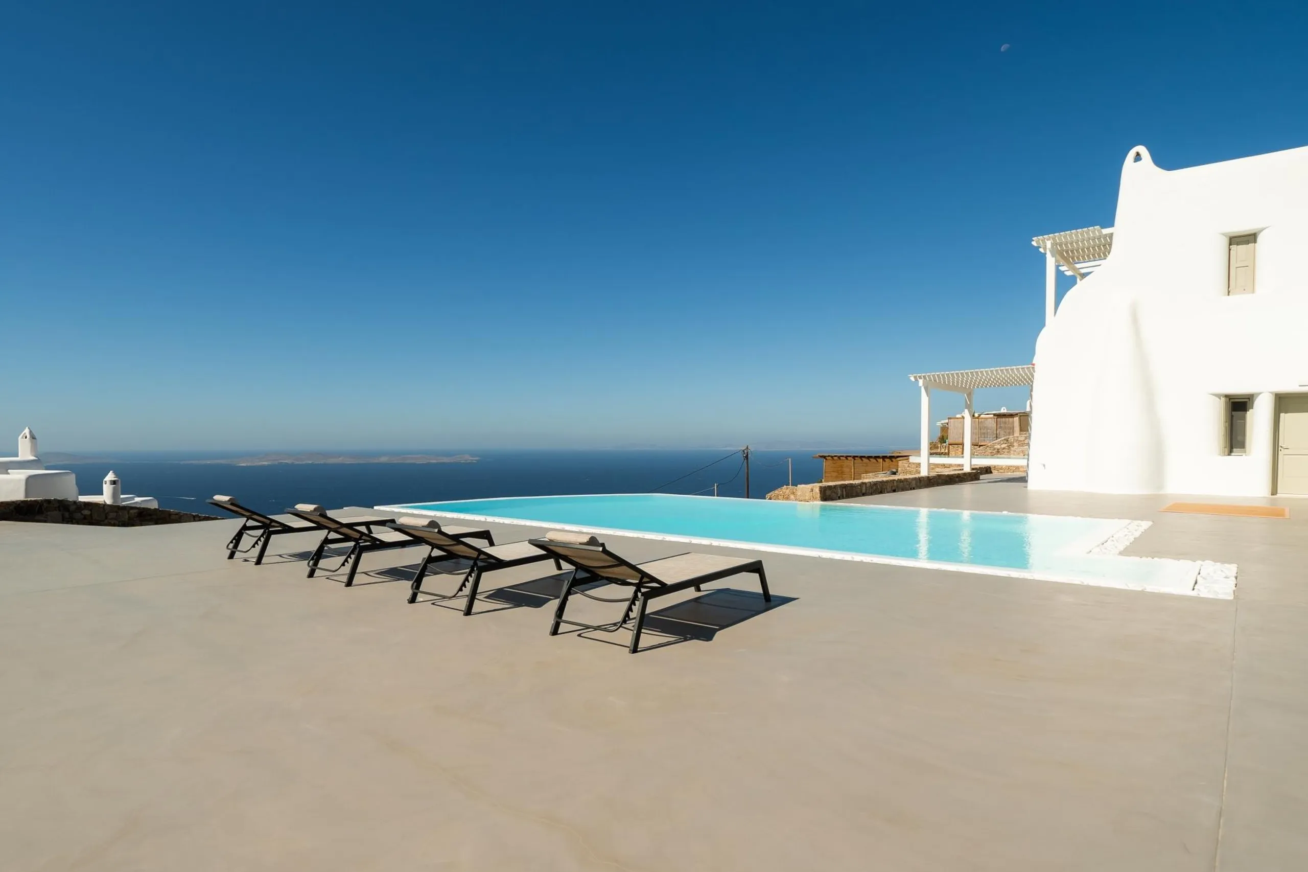 Exquisite Mykonos Estate with Infinity Pool and Ocean Views — photograph 2