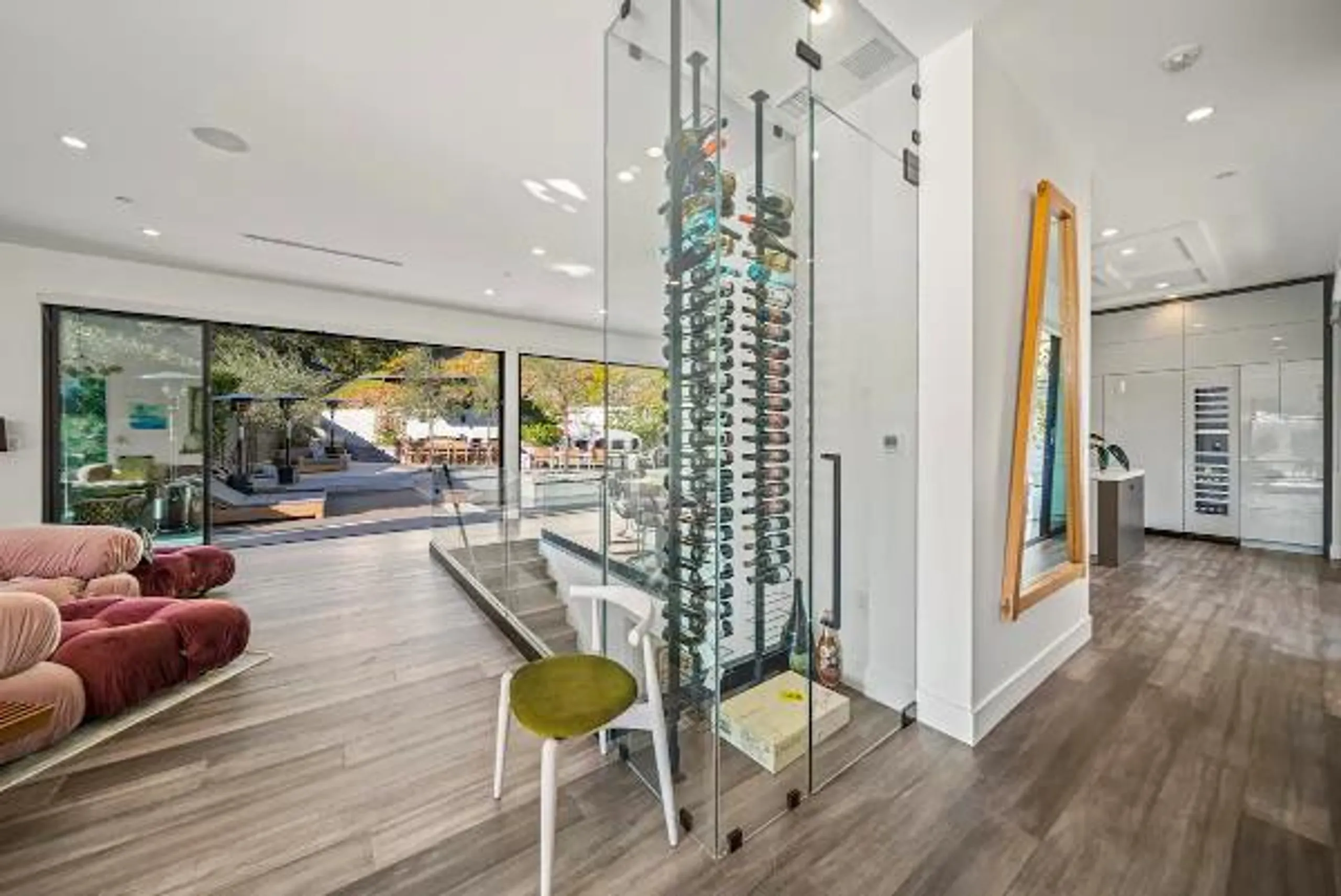 Grandiose Estate with Private Pool and Indoor-Outdoor Living — photograph 12