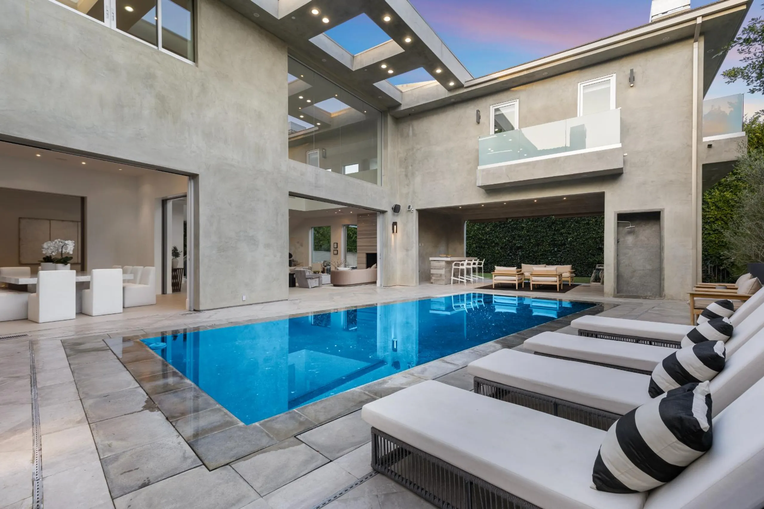 Imposing Contemporary Villa with Pool and Indoor-Outdoor Living — photograph 3