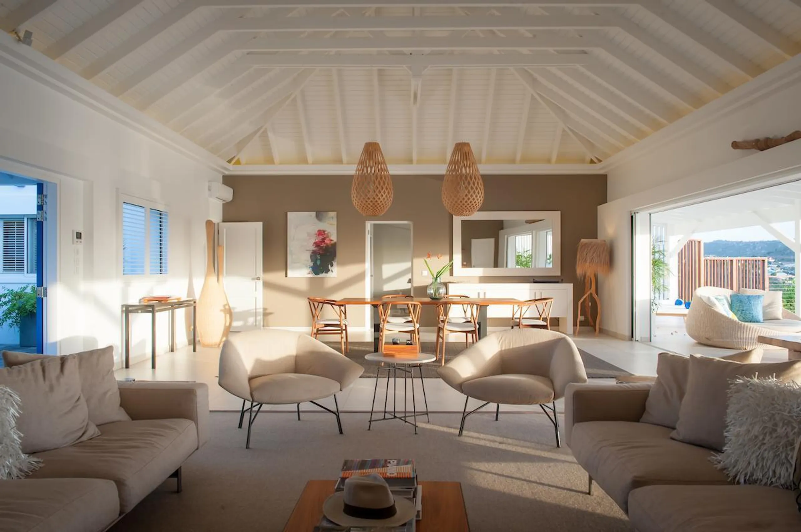Glorious Paradise Estate with Infinity Pool and Sweeping Ocean Views — photograph 12