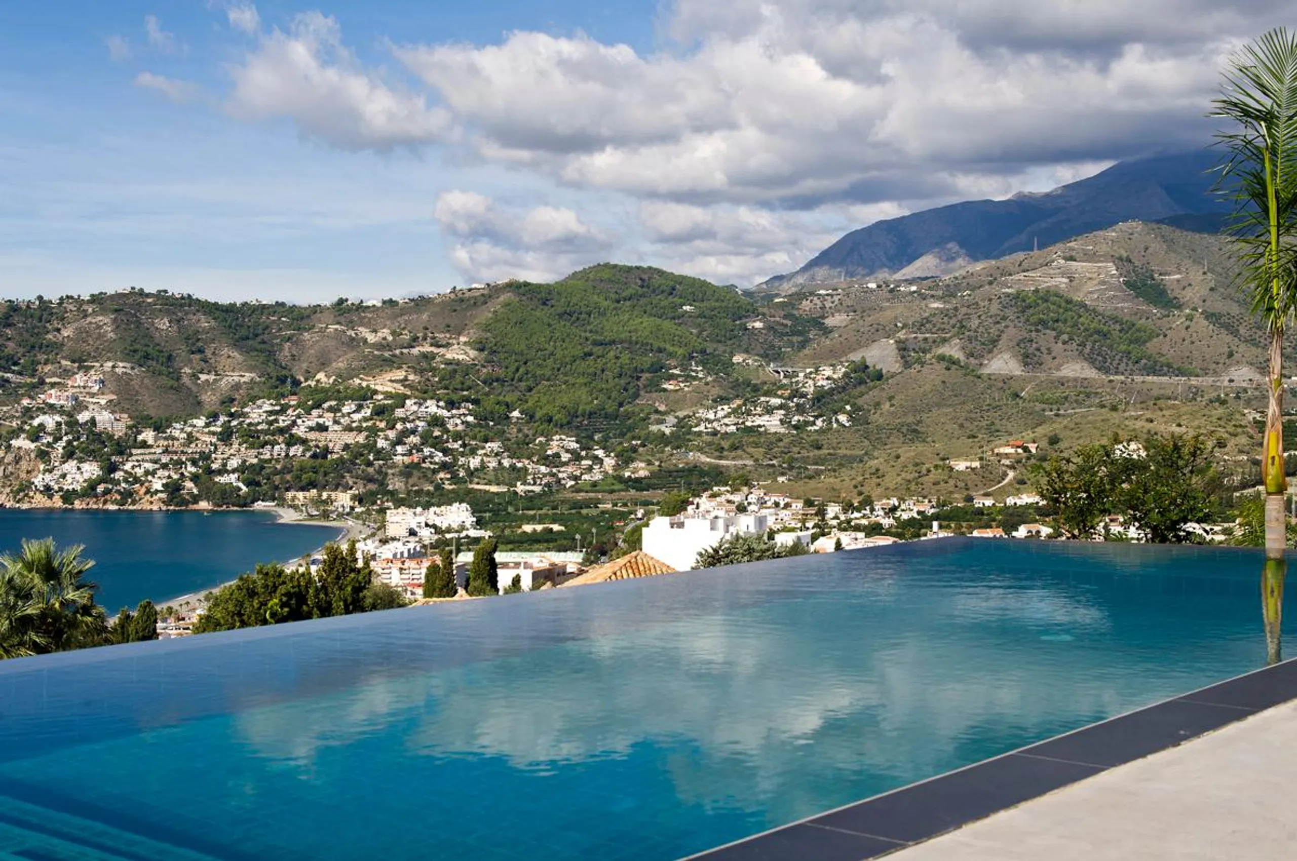 Resplendent Villa with Pool and 180 Degree Bay Views — photograph 3