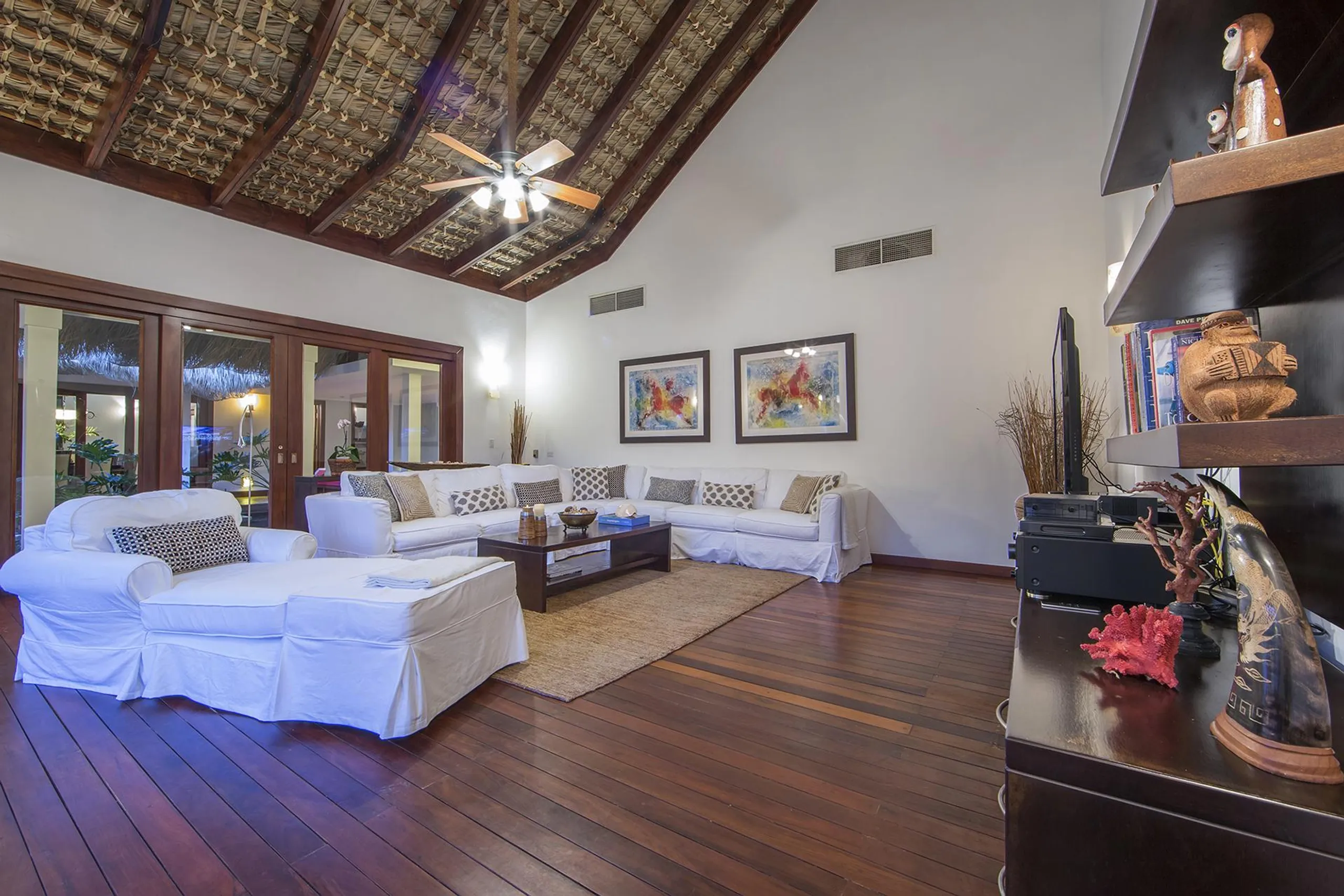 Breathtaking 7BR Villa with Private Pool and Minitas Beach Nearby — photograph 5