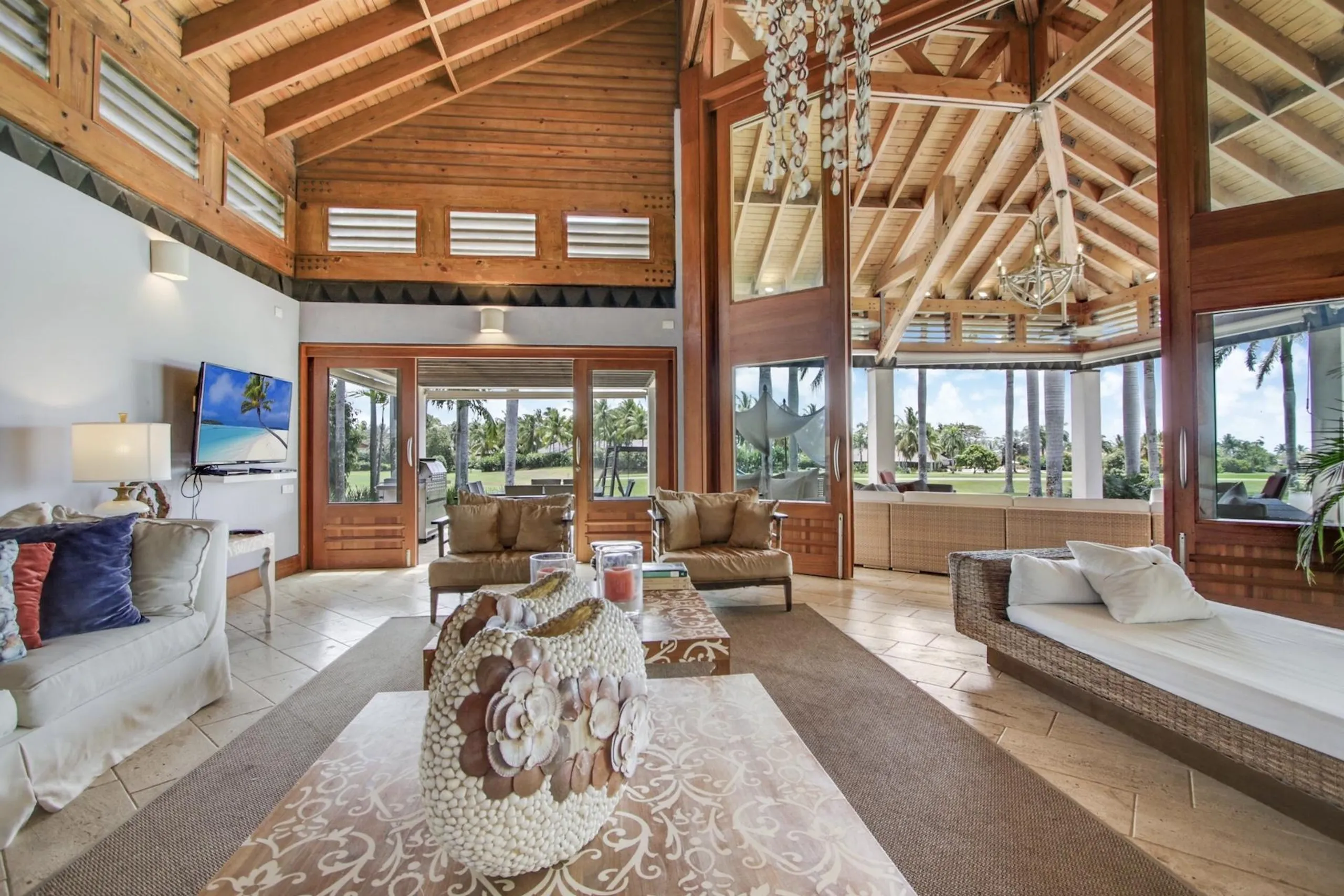 Radiant Spacious Retreat with Infinity Pool, Jacuzzi and Caribbean Sea Views — photograph 9