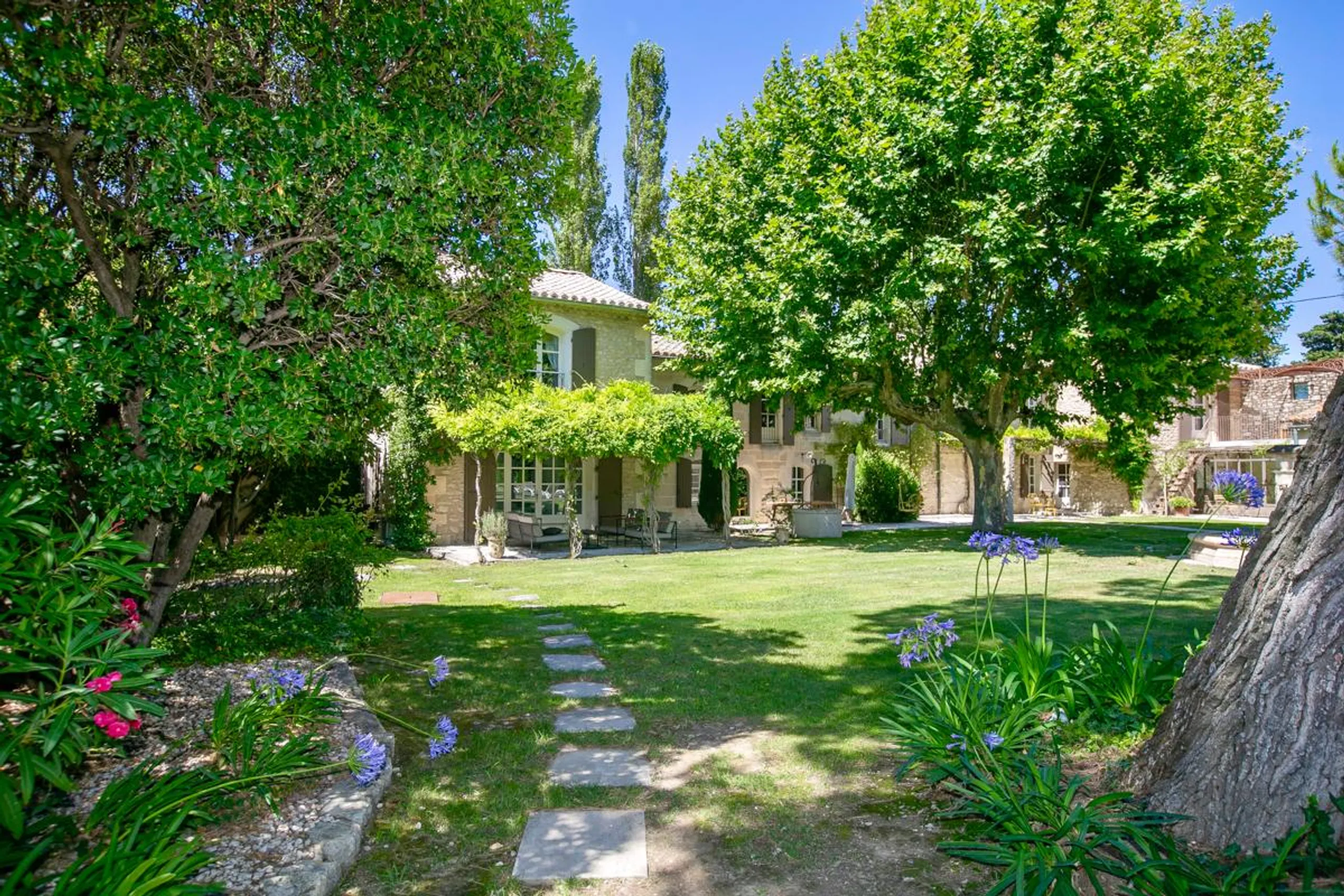 Opulent Provence Villa with Private Heated Pool, and Extensive Gardens — photograph 4