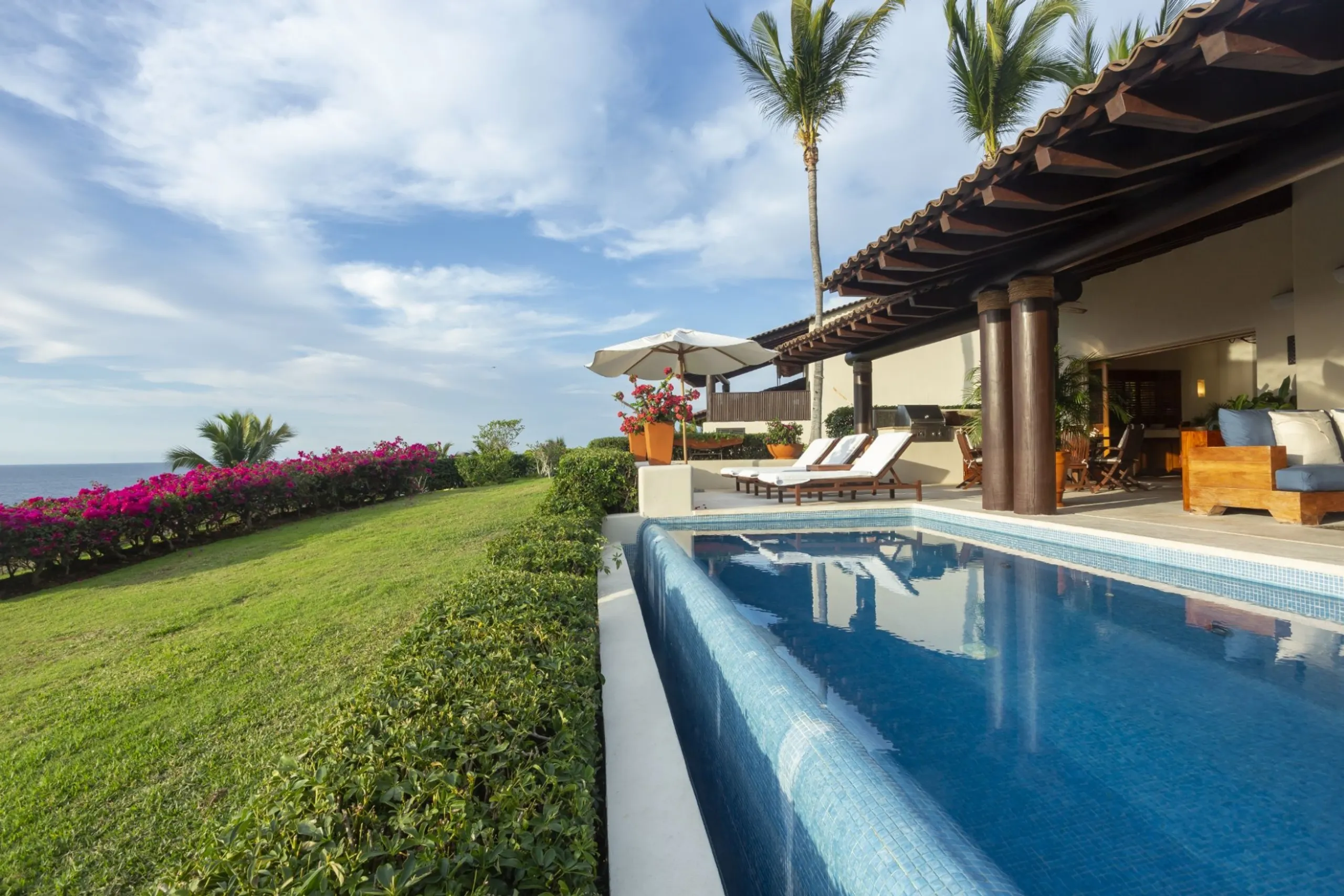 Refined Four-Bedroom Villa with Infinity Pool & Panoramic Ocean Views — photograph 4