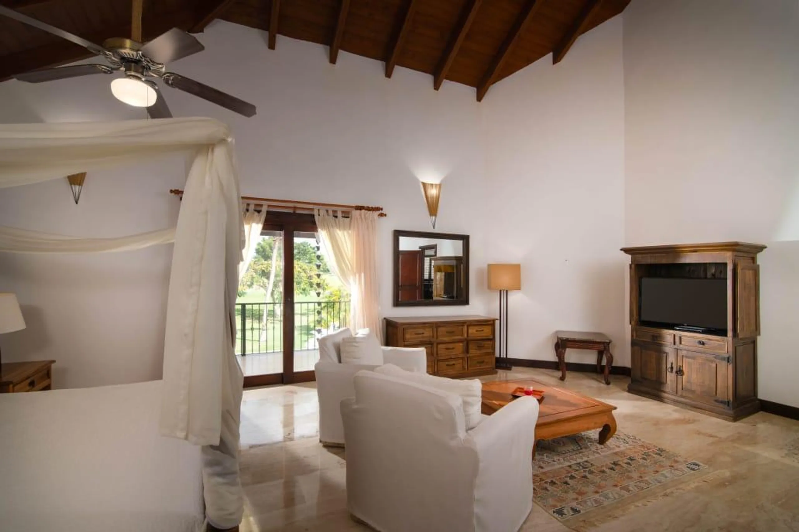 Stately and Lush Estate with Private Pool and Hot Tub — photograph 12