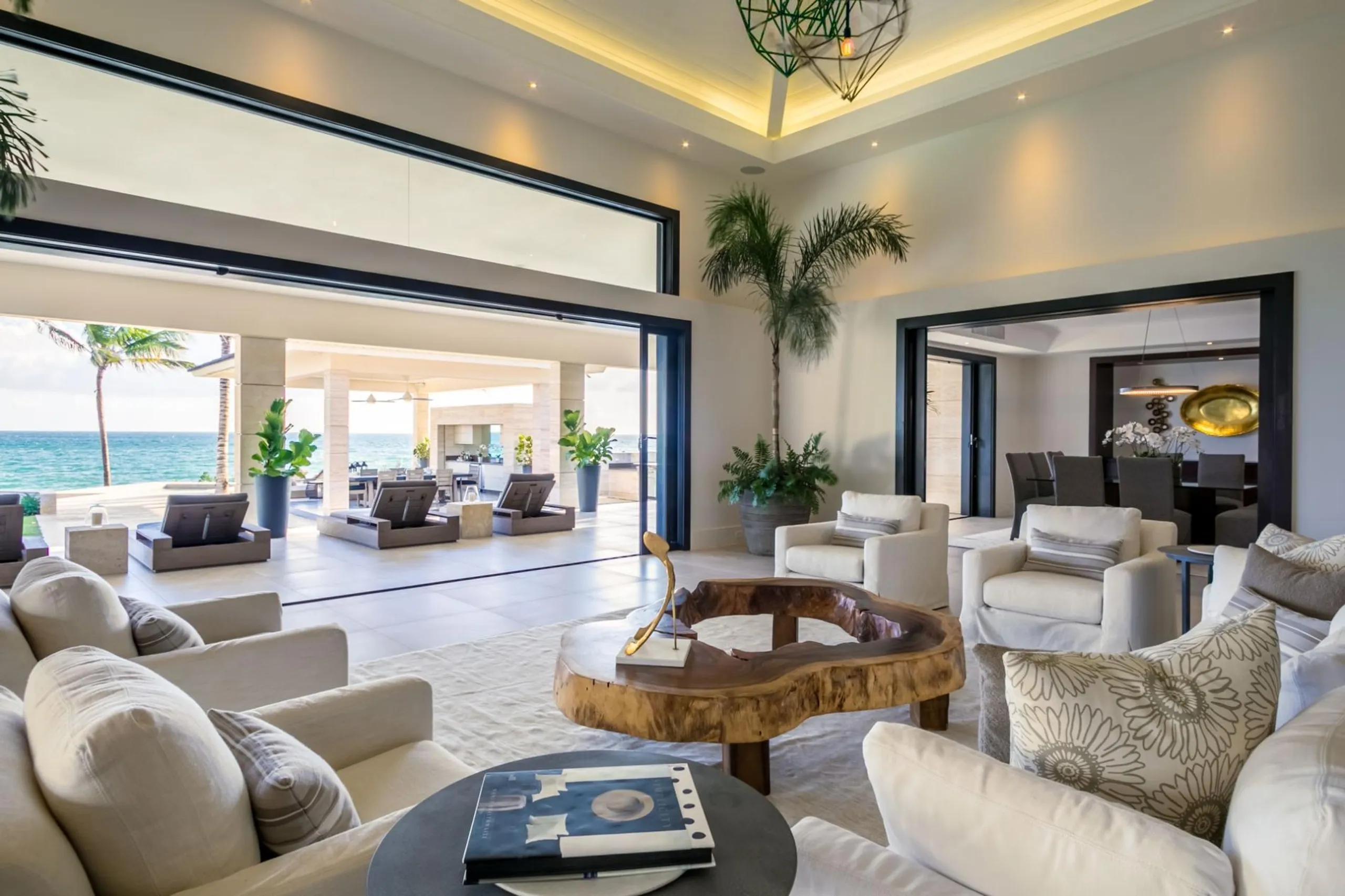 Beach-front Caribbean luxury Villa with Infinity Pool & Ocean Views — photograph 6