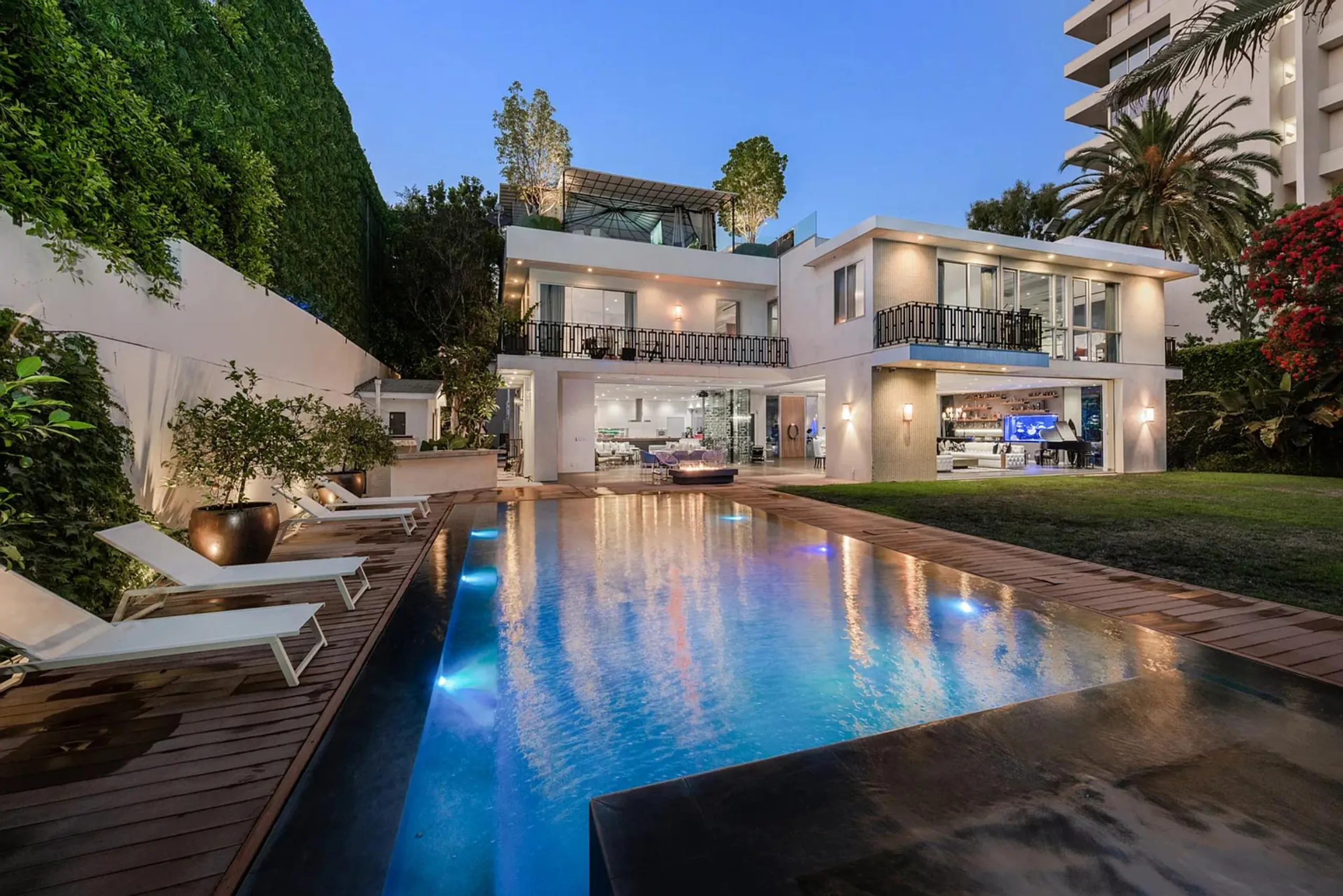 Stunning West Hollywood Royale Estate With Private Pool — photograph 2
