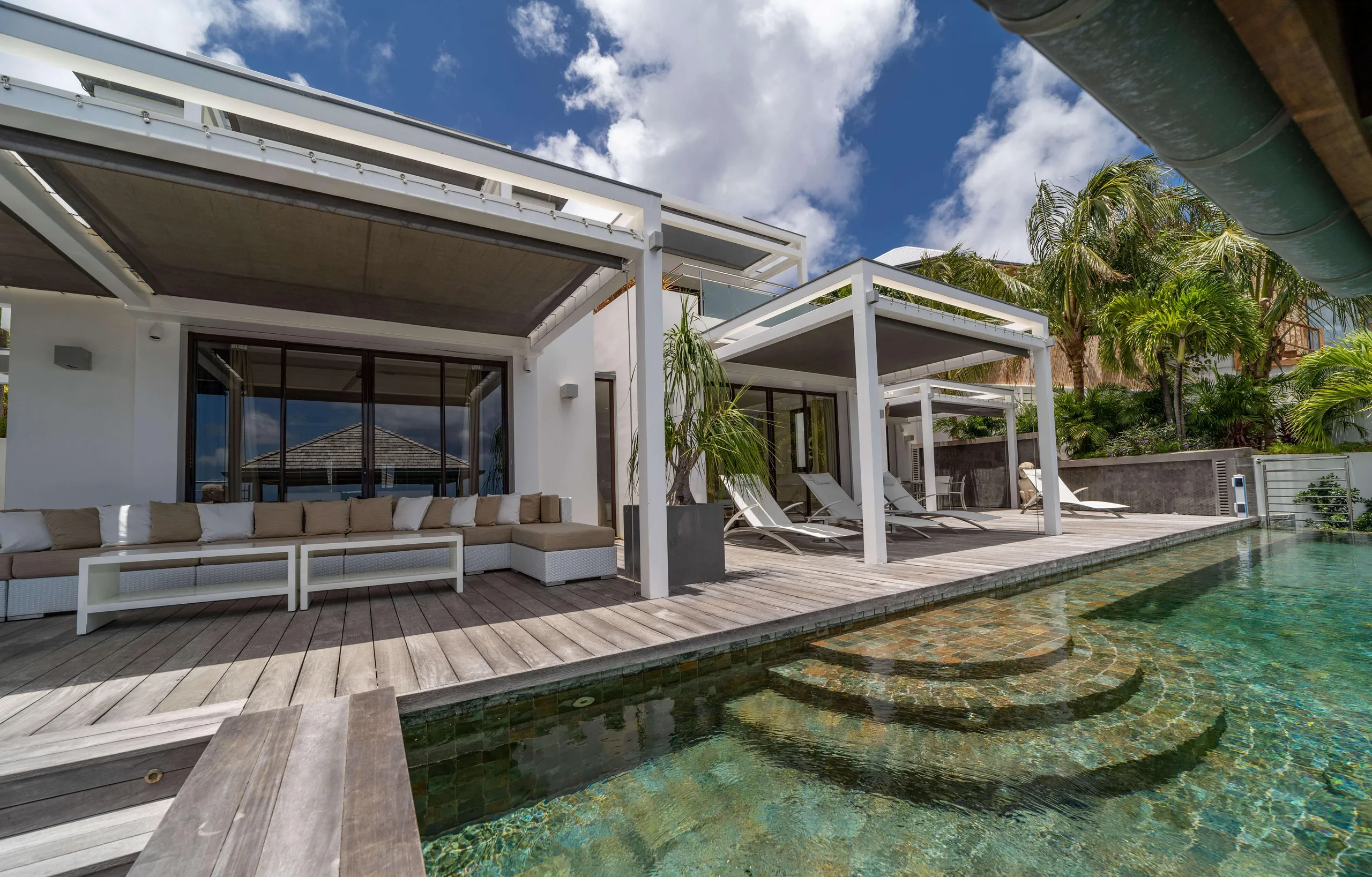 Contemporary Luxury Villa with Infinity Pool and Stunning Views and Elegant Design — photograph 6