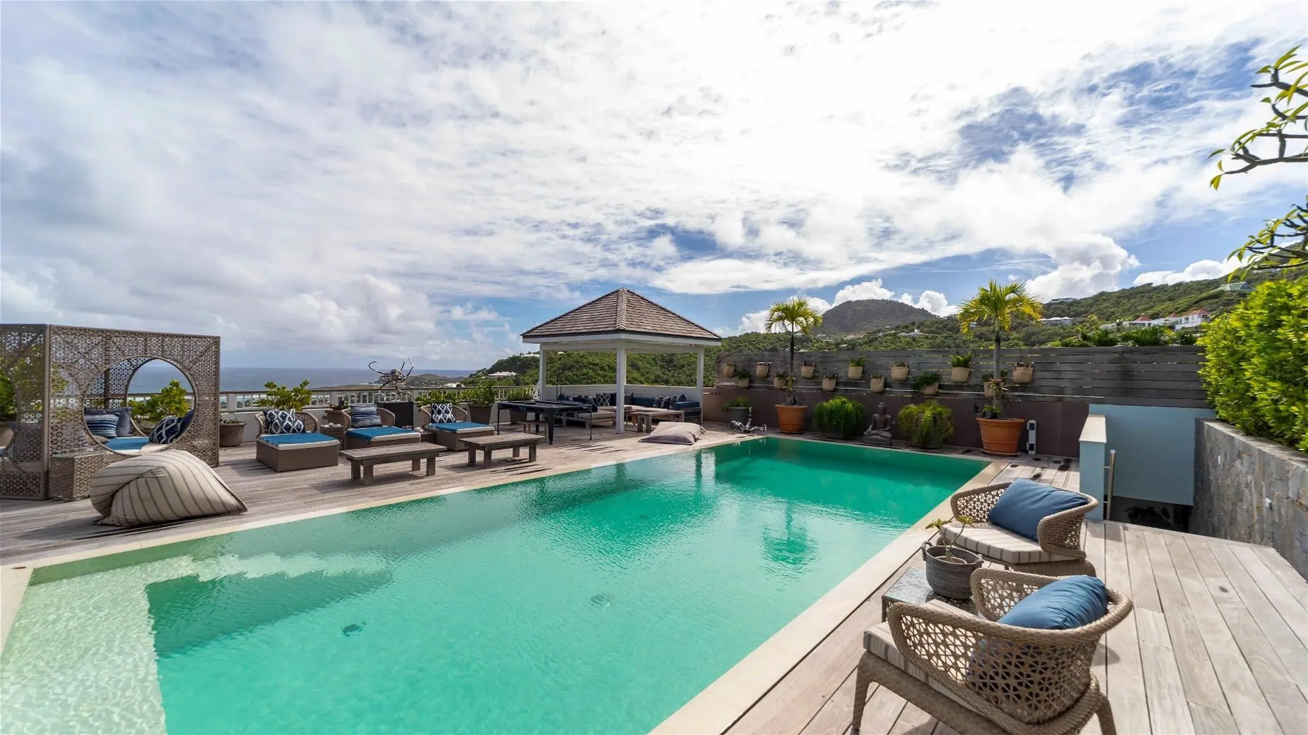 Tranquil Tropical Villa with Invigorating Pool — photograph 3