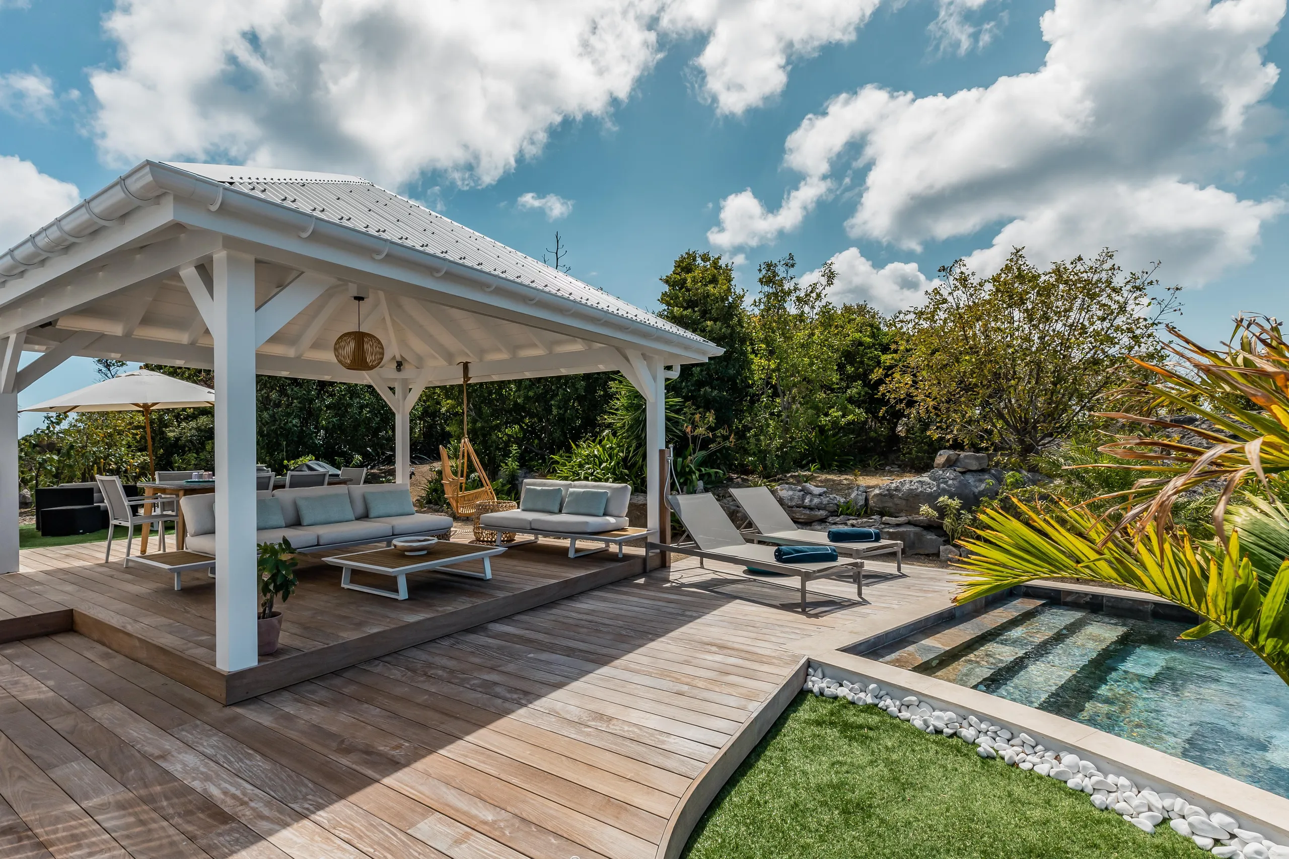 Elegant Oceanside Estate with Private Pool and Walks to Beach — photograph 2