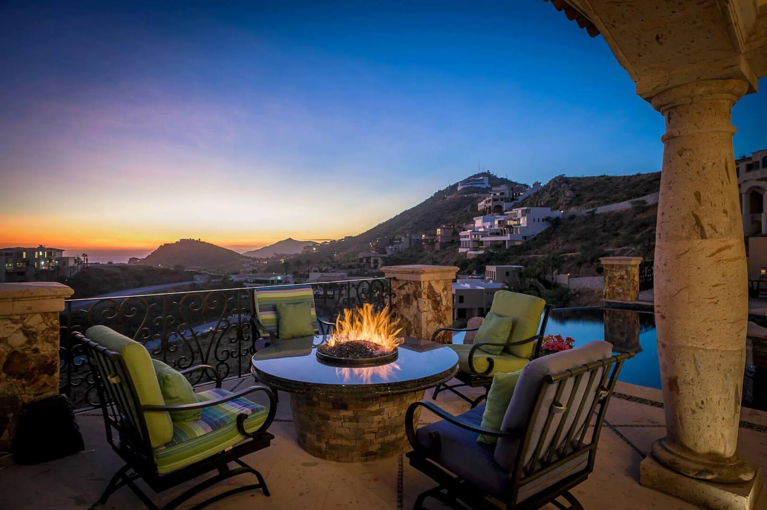 Luxurious Pedregal Estate with Infinity Pool and Ocean Views — photograph 4