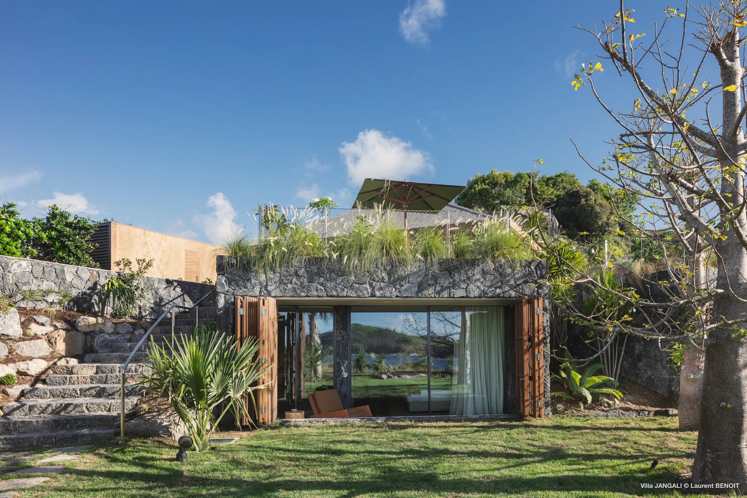 Serene Flamands Estate with Gardens, Heated Pool & Ocean Views — photograph 8