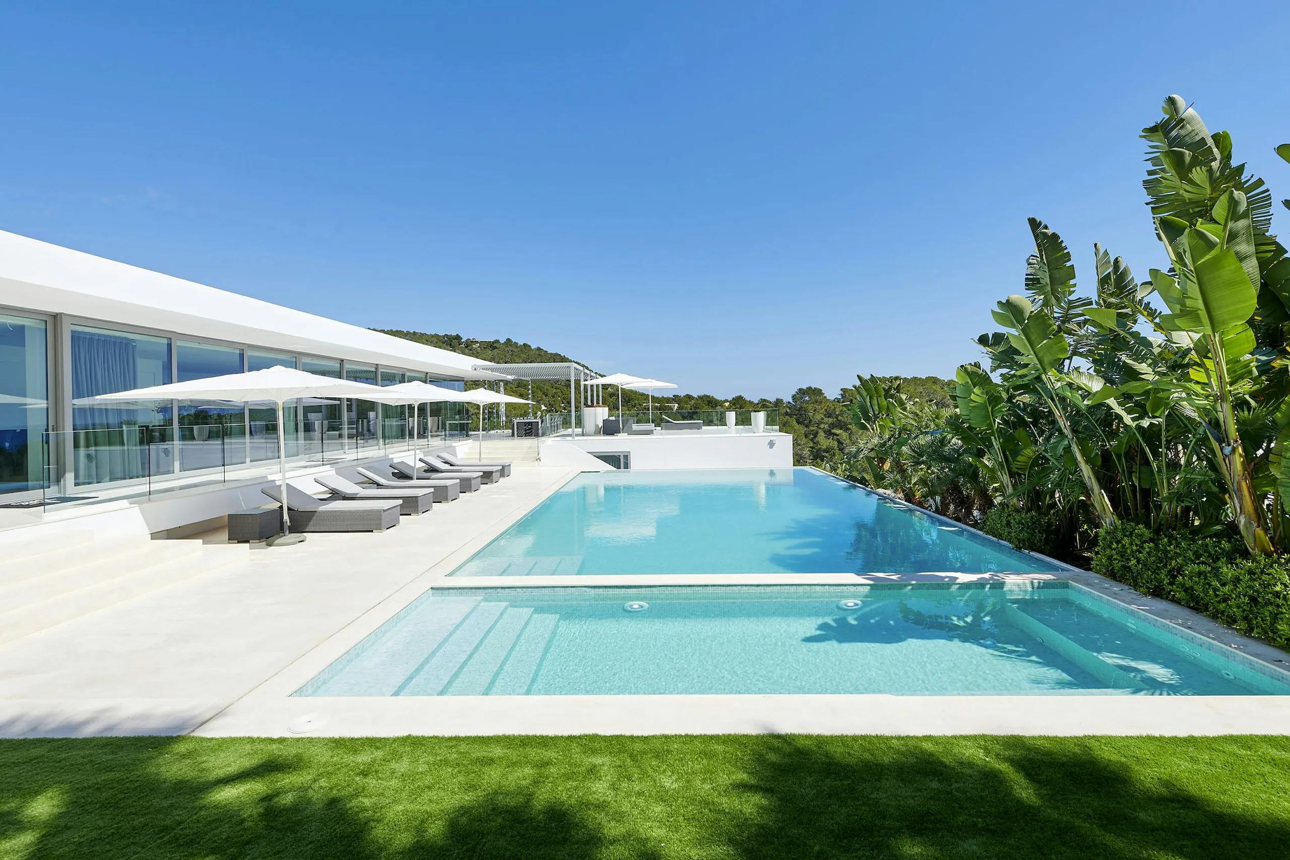 Classic Contemporary Luxury Villa in Ibiza with Private Pool, Fitness Room, and Ball Court — photograph 2