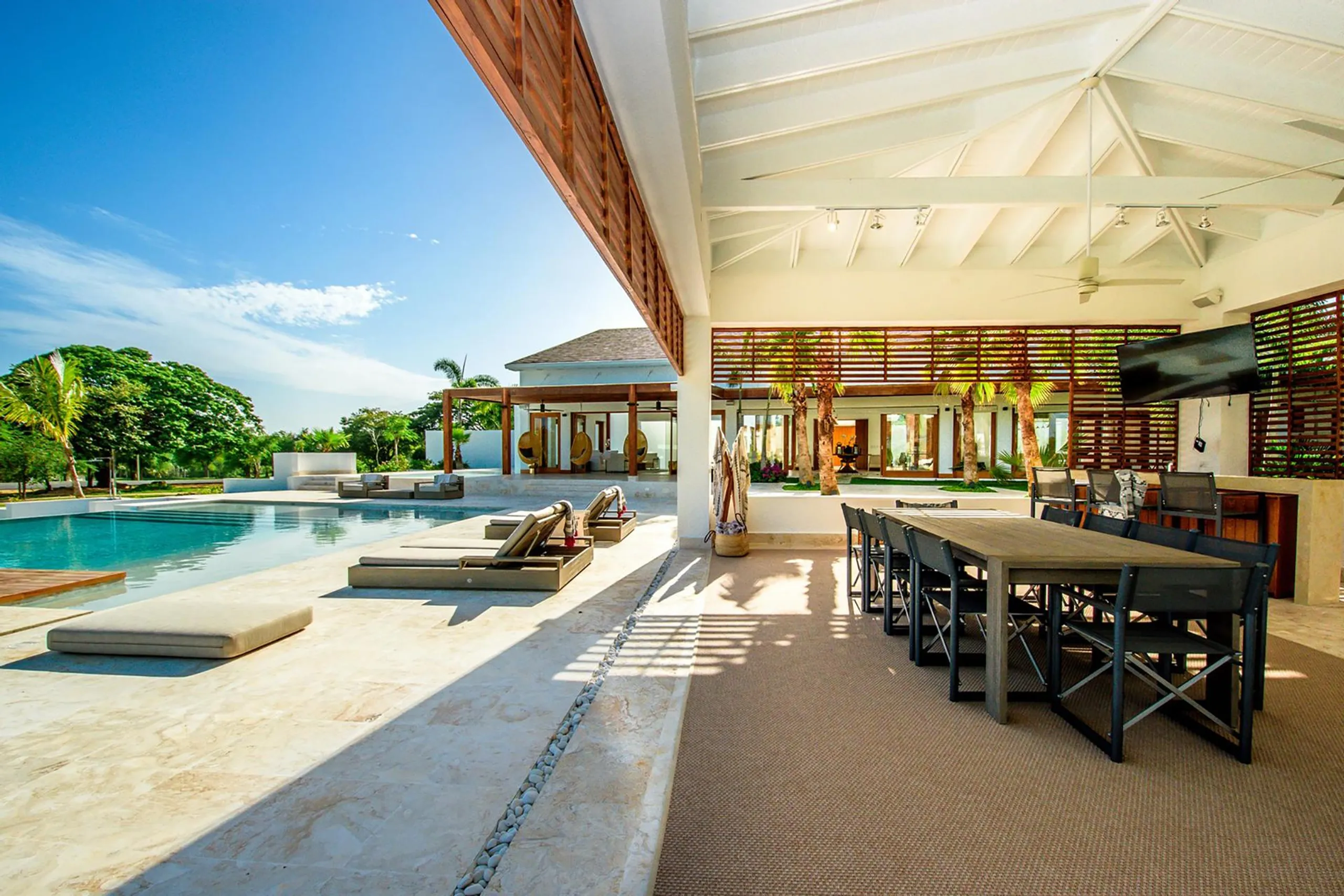 Comfortable and Luxurious Modern Retreat with Swimming Pool and Golf Course Views — photograph 3