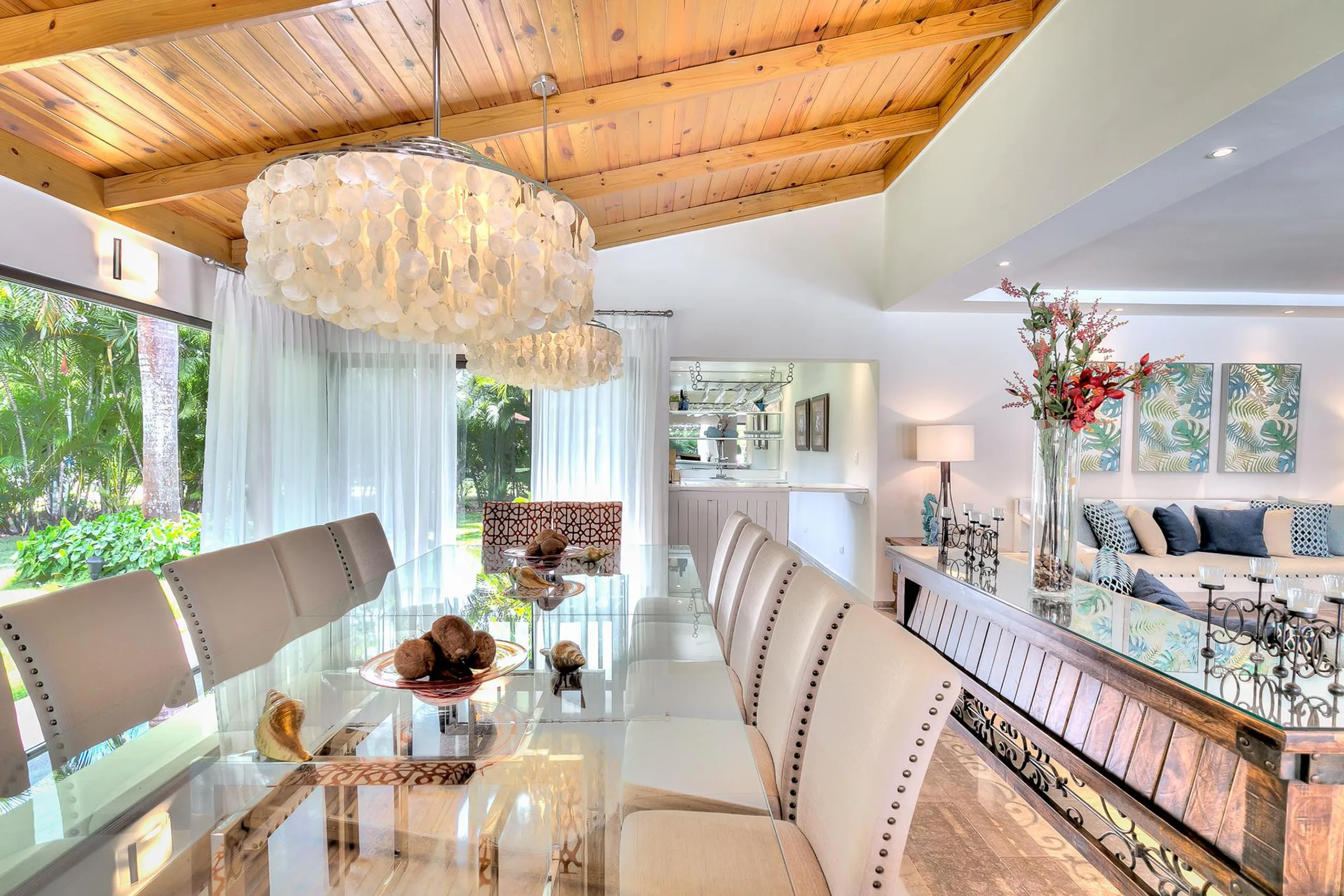 Sophisticated 4BR Villa with Expansive Garden Pool Terrace and Palapa — photograph 12