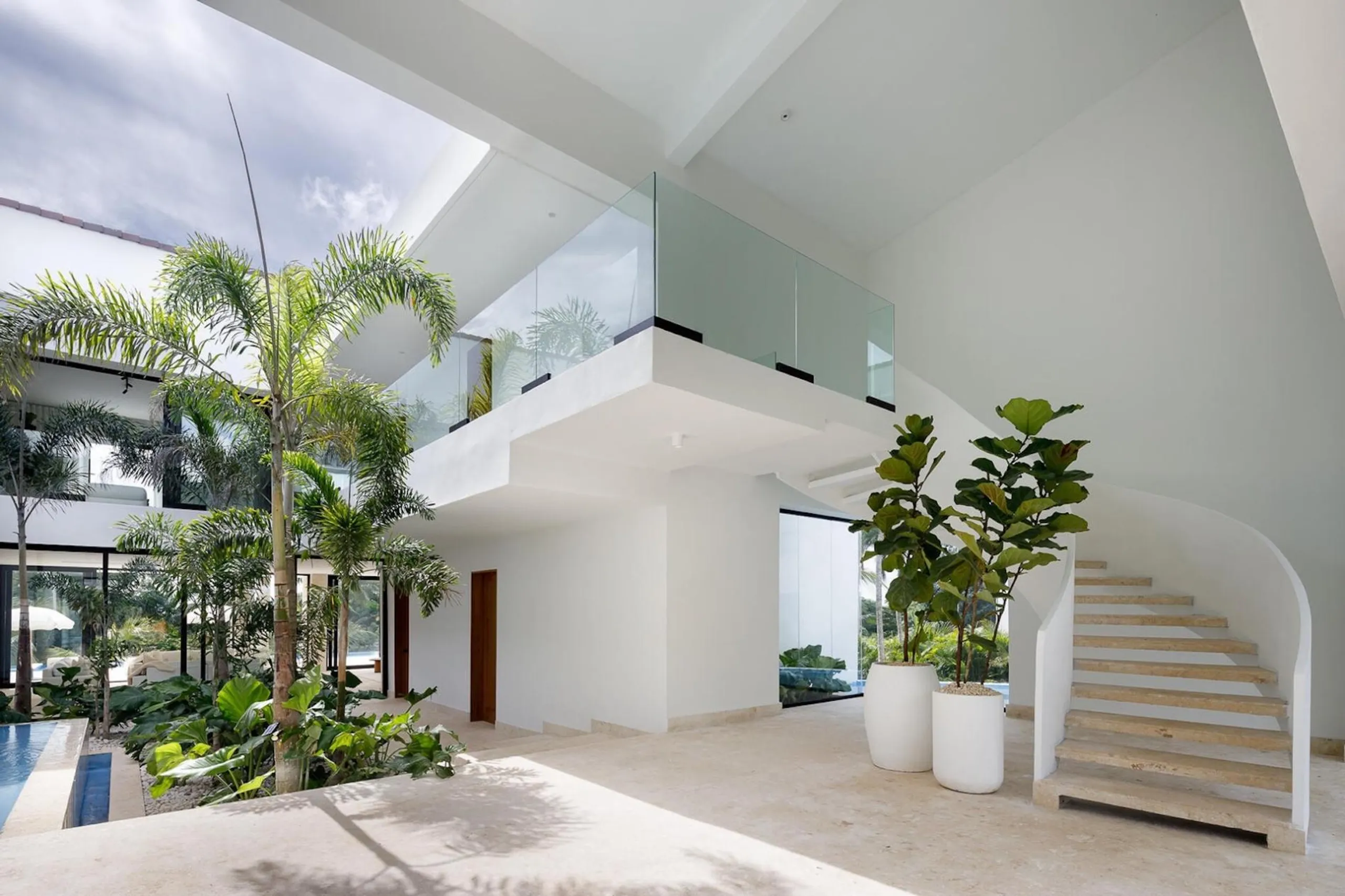Regal Modern Villa in Pool, Gym, Sauna and Ocean Views — photograph 4