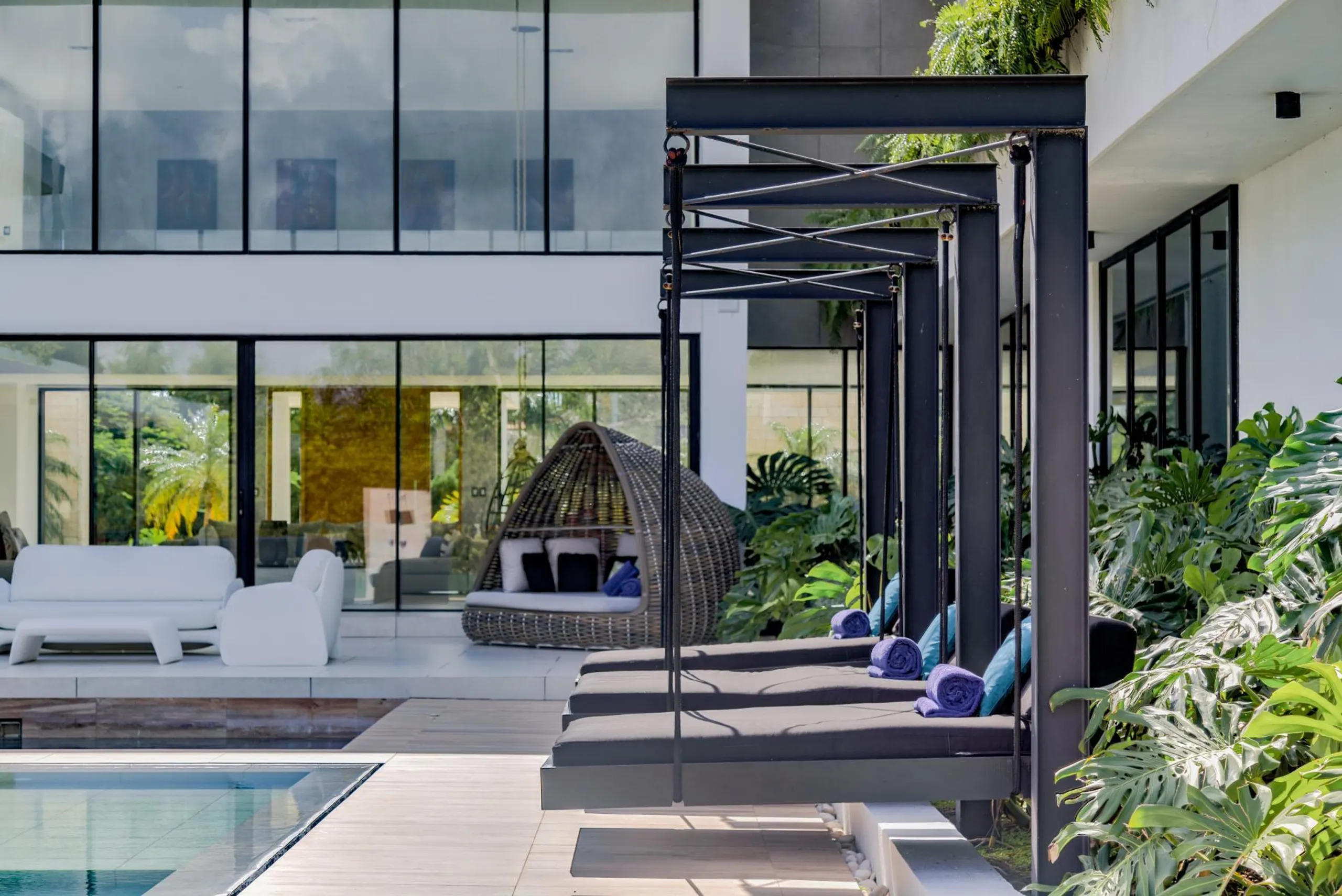 Minimalist Modern Villa with Private Pool and Luxurious Comfort — photograph 3