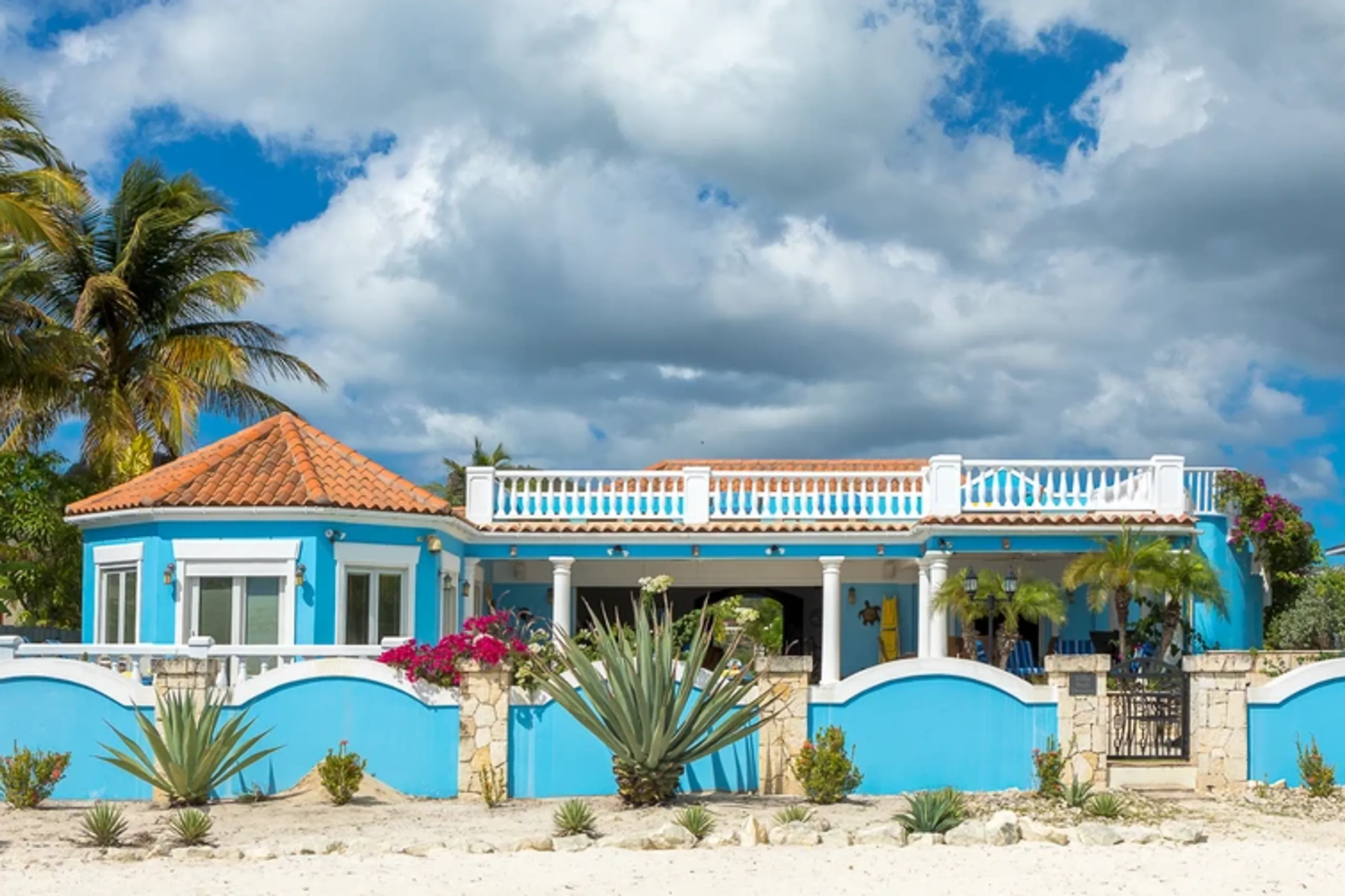 Serene Villa with Private Pool, Direct Beach Access, and Stunning Views — photograph 4