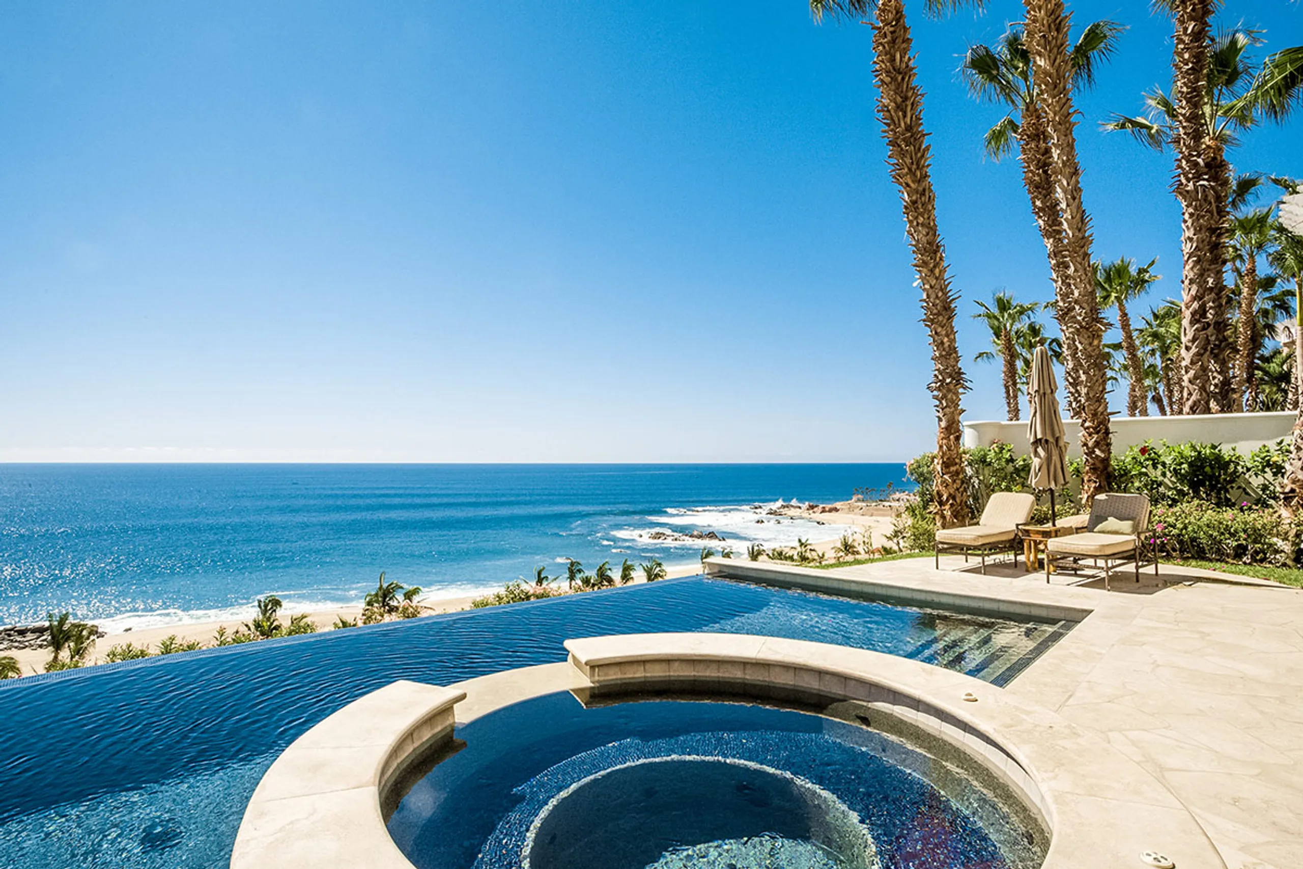 Sumptuous Five Bedroom Villa with Private Pool and Unobstructed Views — photograph 3