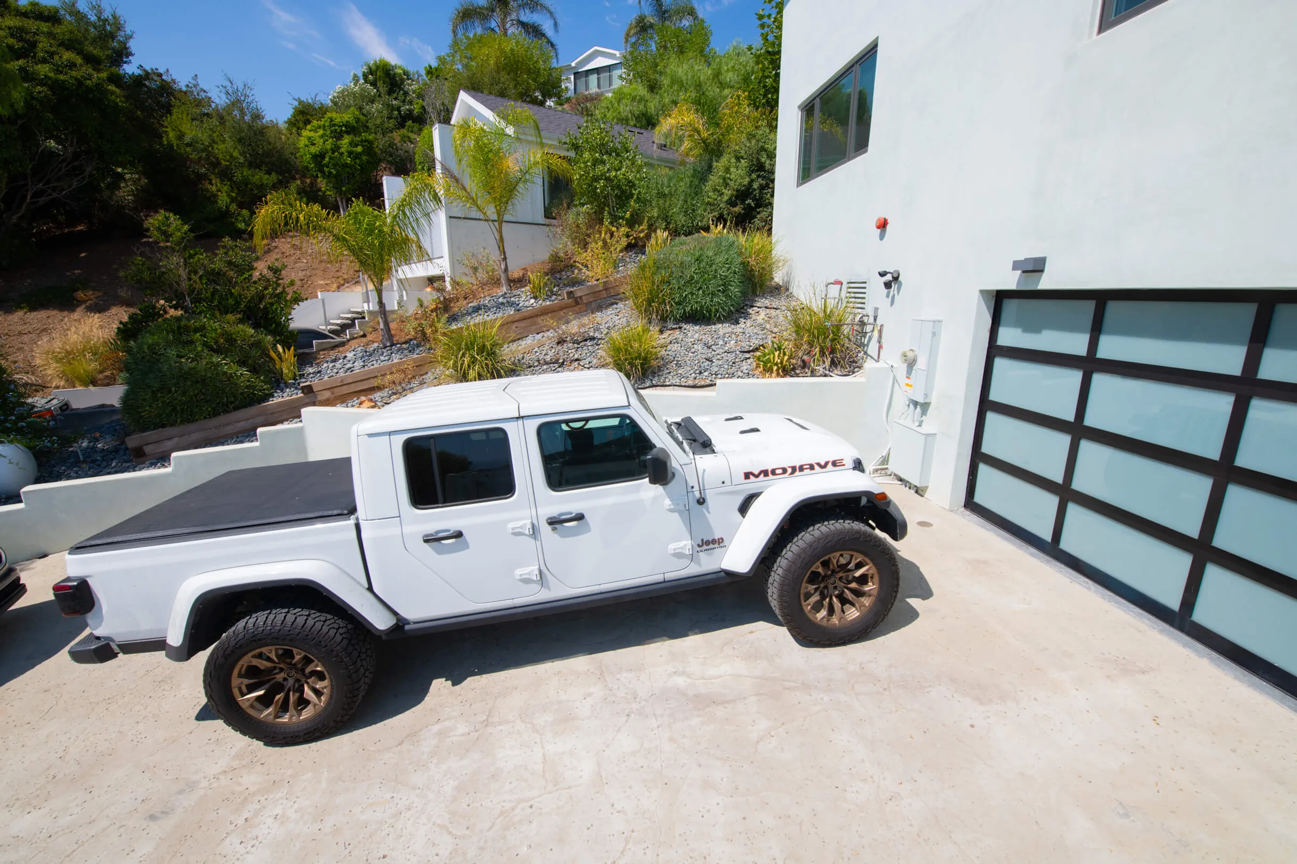 Majestic Malibu Smart Home with Ocean, Canyon & Mountain View Villa — photograph 10