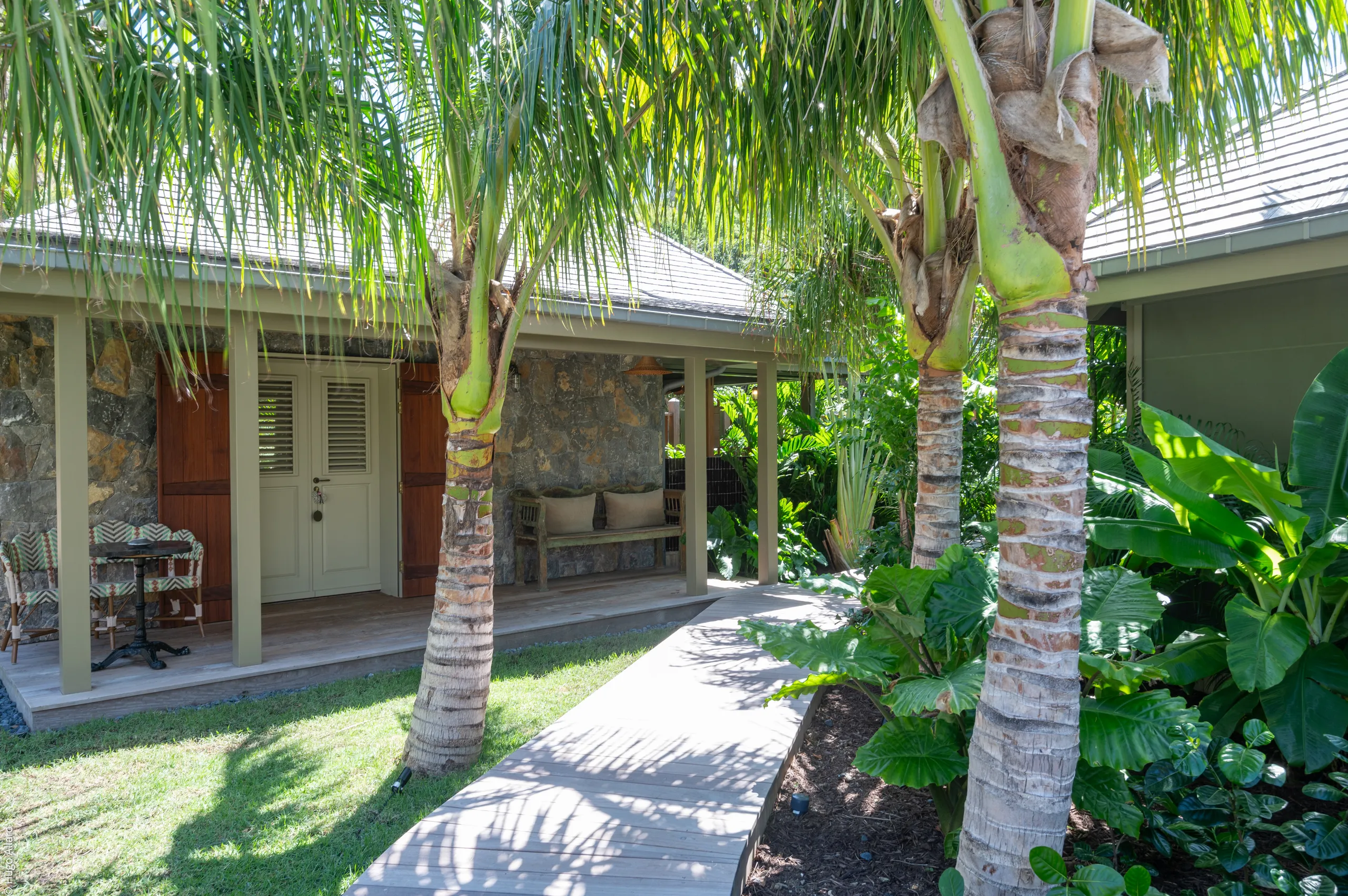 Classic-Meets-Modern Villa with Pool & Private Grounds — photograph 12