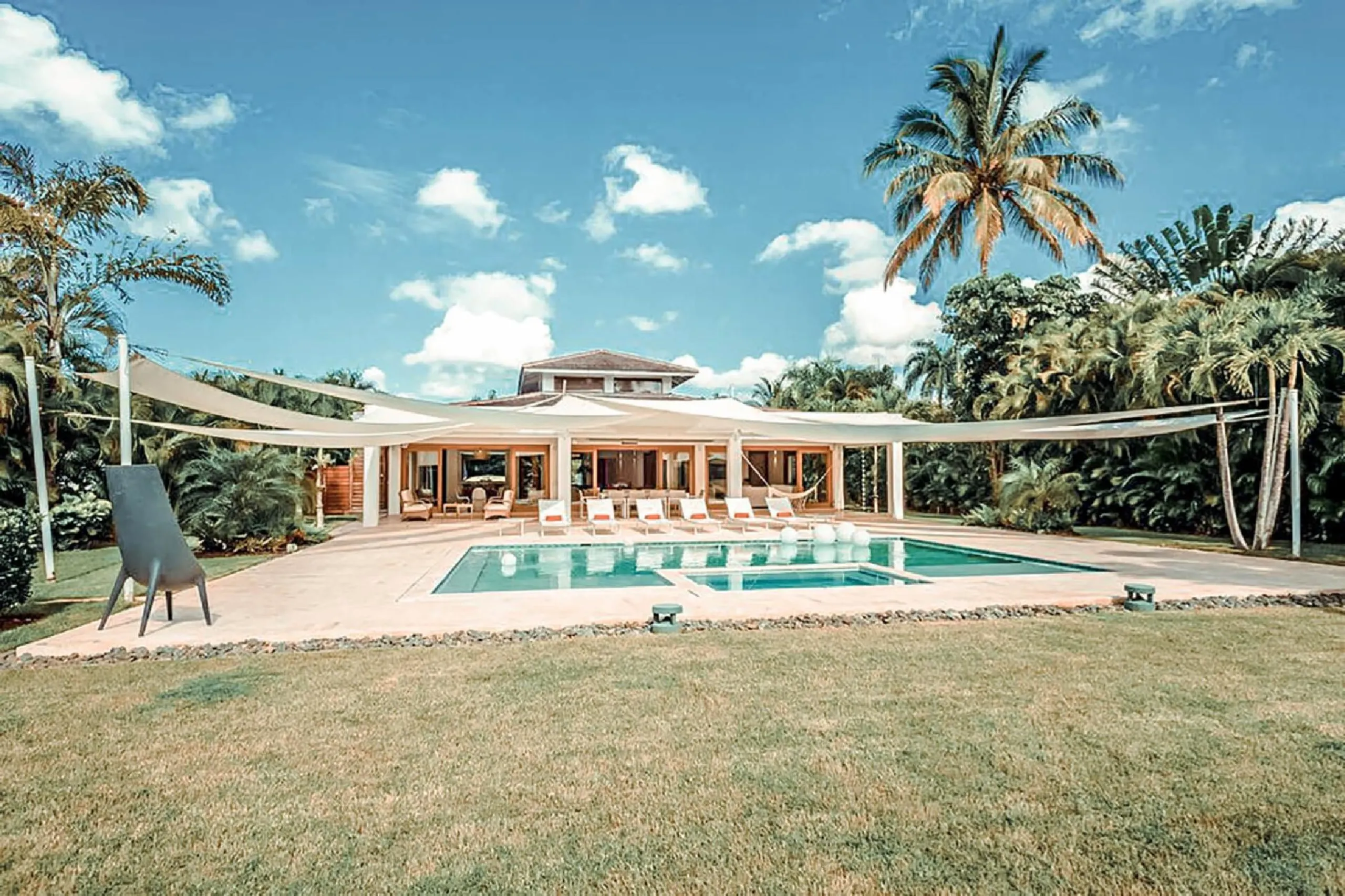 Contemporary Luxe Villa with Private Pool and Beach Access, Casa de Campo