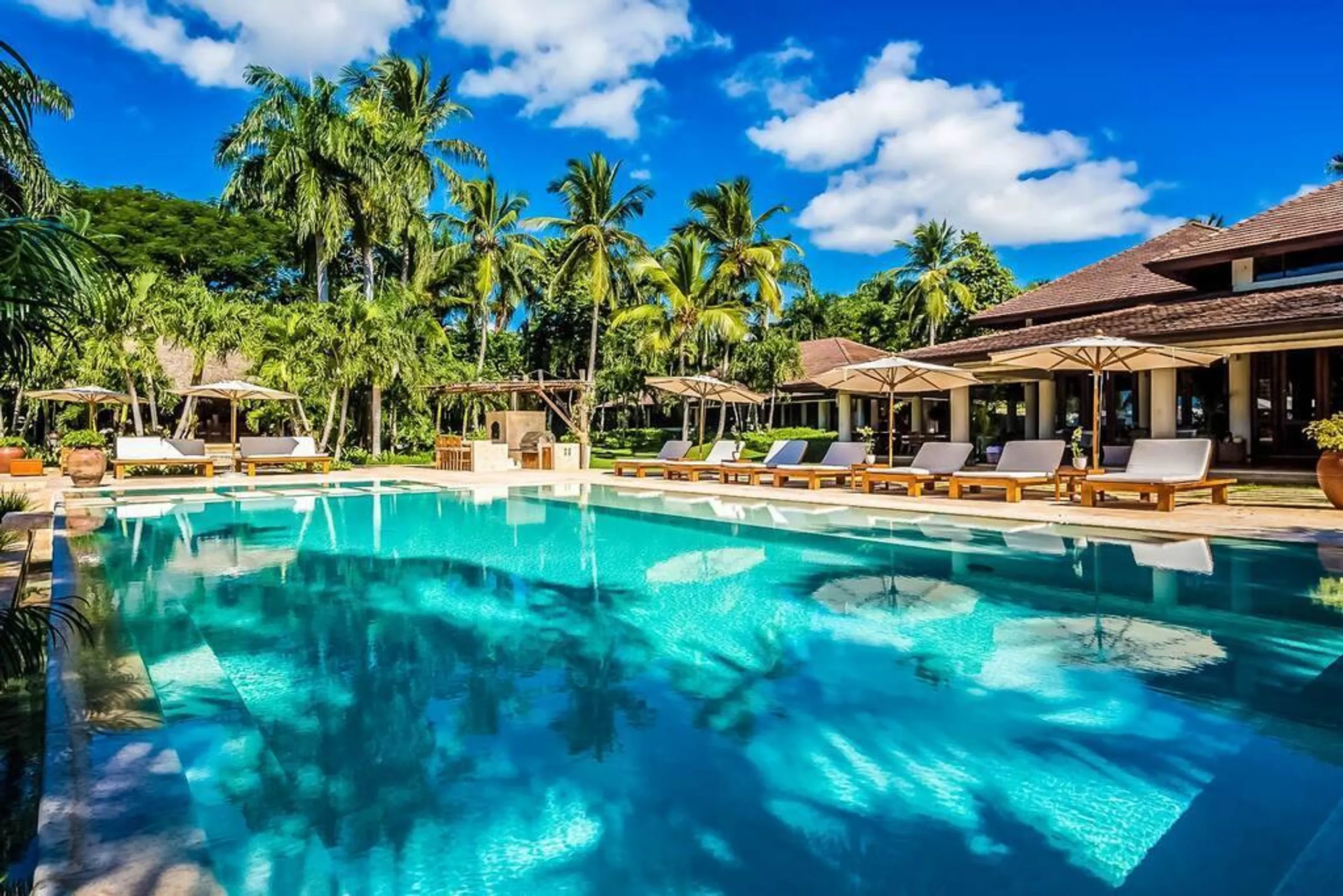 Magnificent Oceanfront Villa in La Romana with Private Pool, Outdoor Grill, and Walks to Beach, La Romana