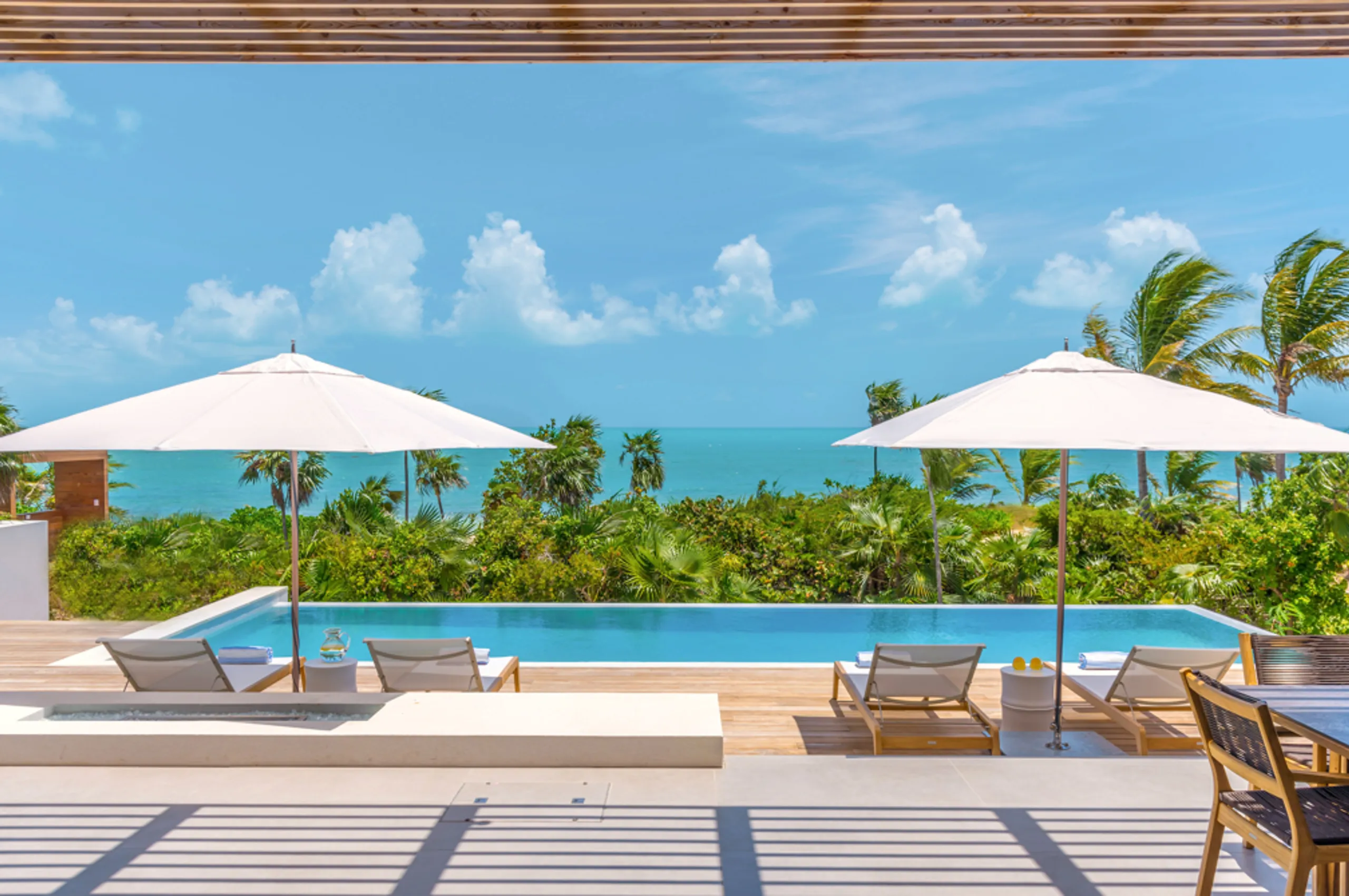 Long Bay Beach Villa with Infinity Pool and Stunning Ocean Views — photograph 2