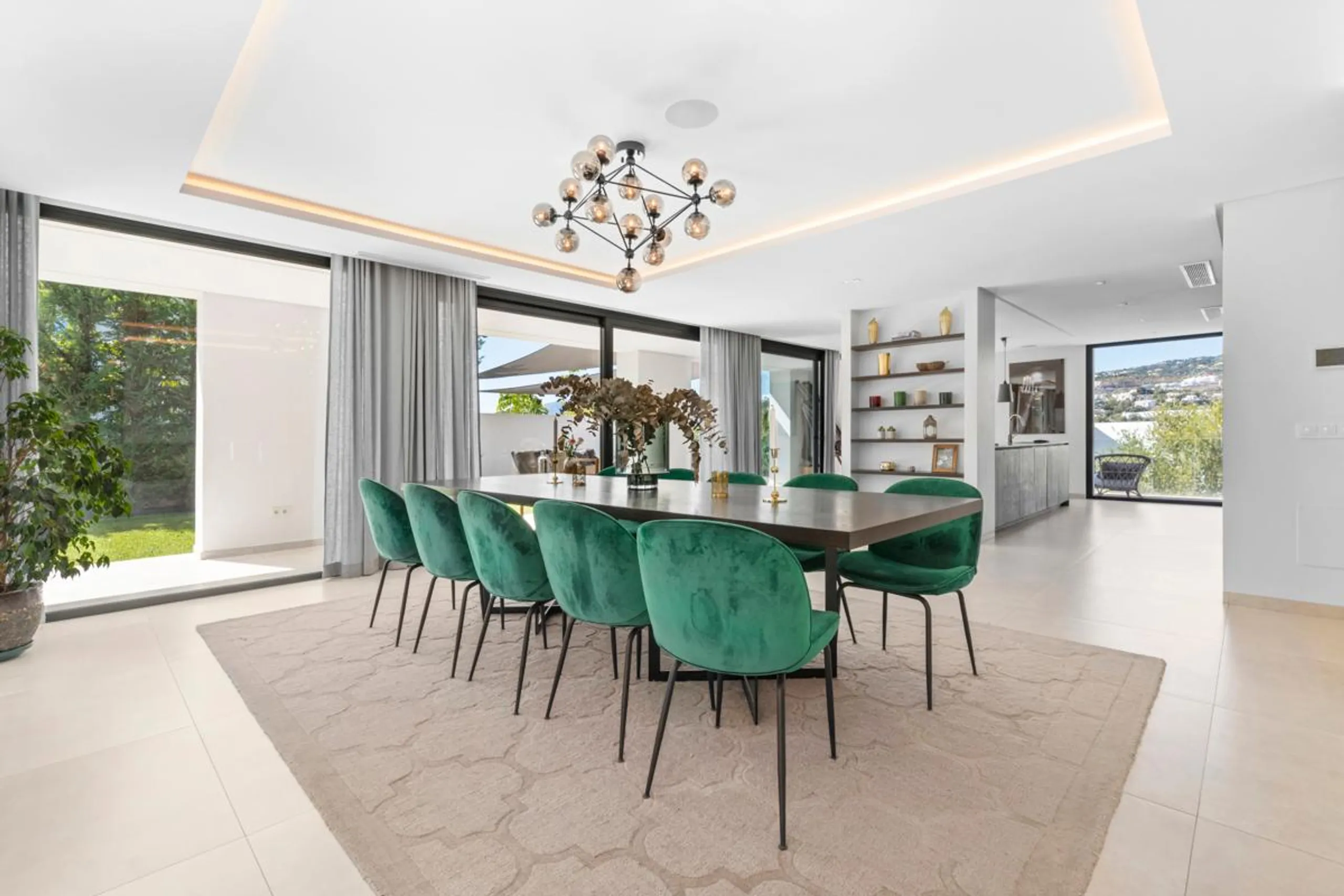 Stunning Scandinavian-Inspired Villa with Spacious Living Areas, Pool, and Valley Views in Puerto Banus — photograph 7