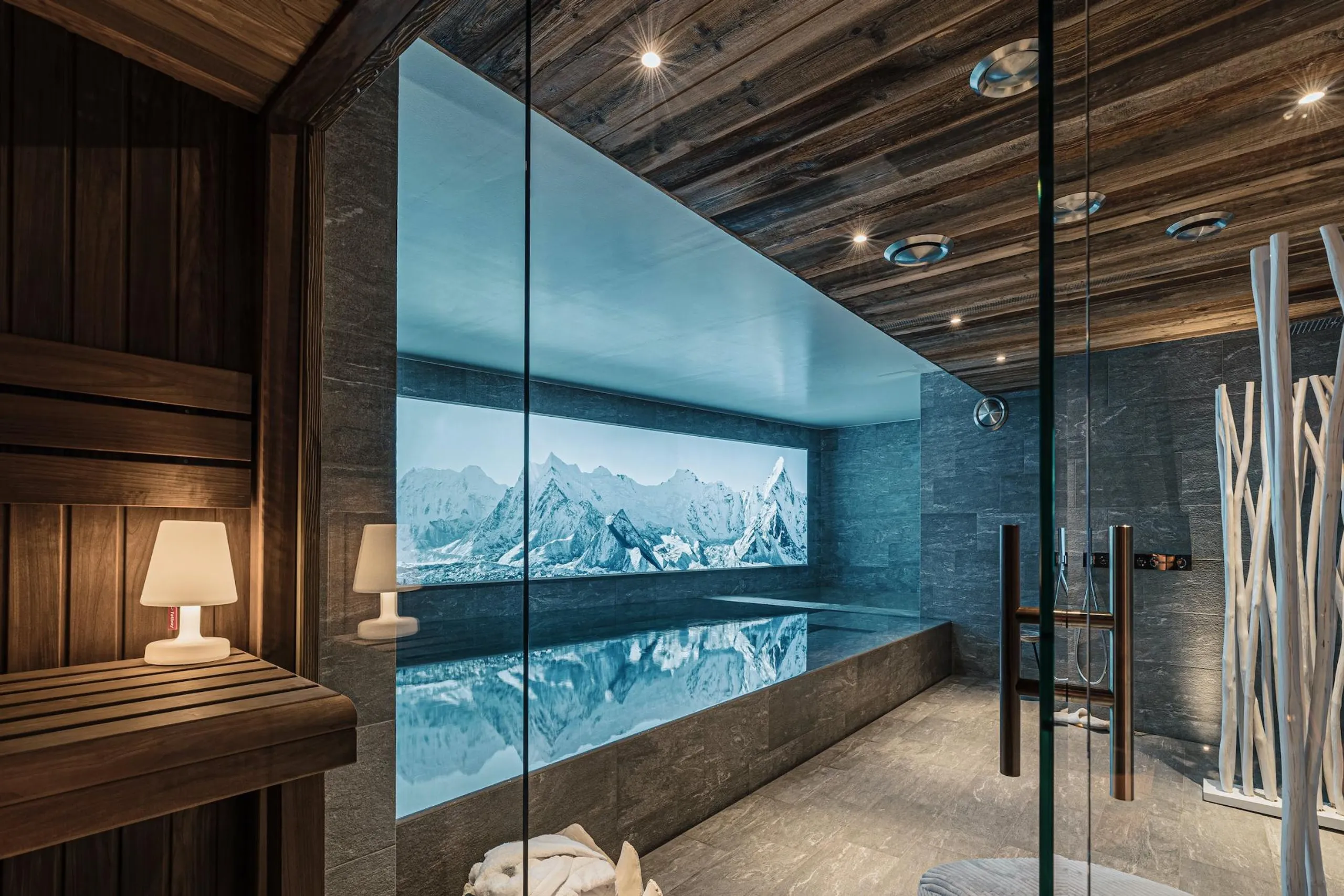 Val d'Isère Vista Haven Villa with Indoor Spa Pool — photograph 10