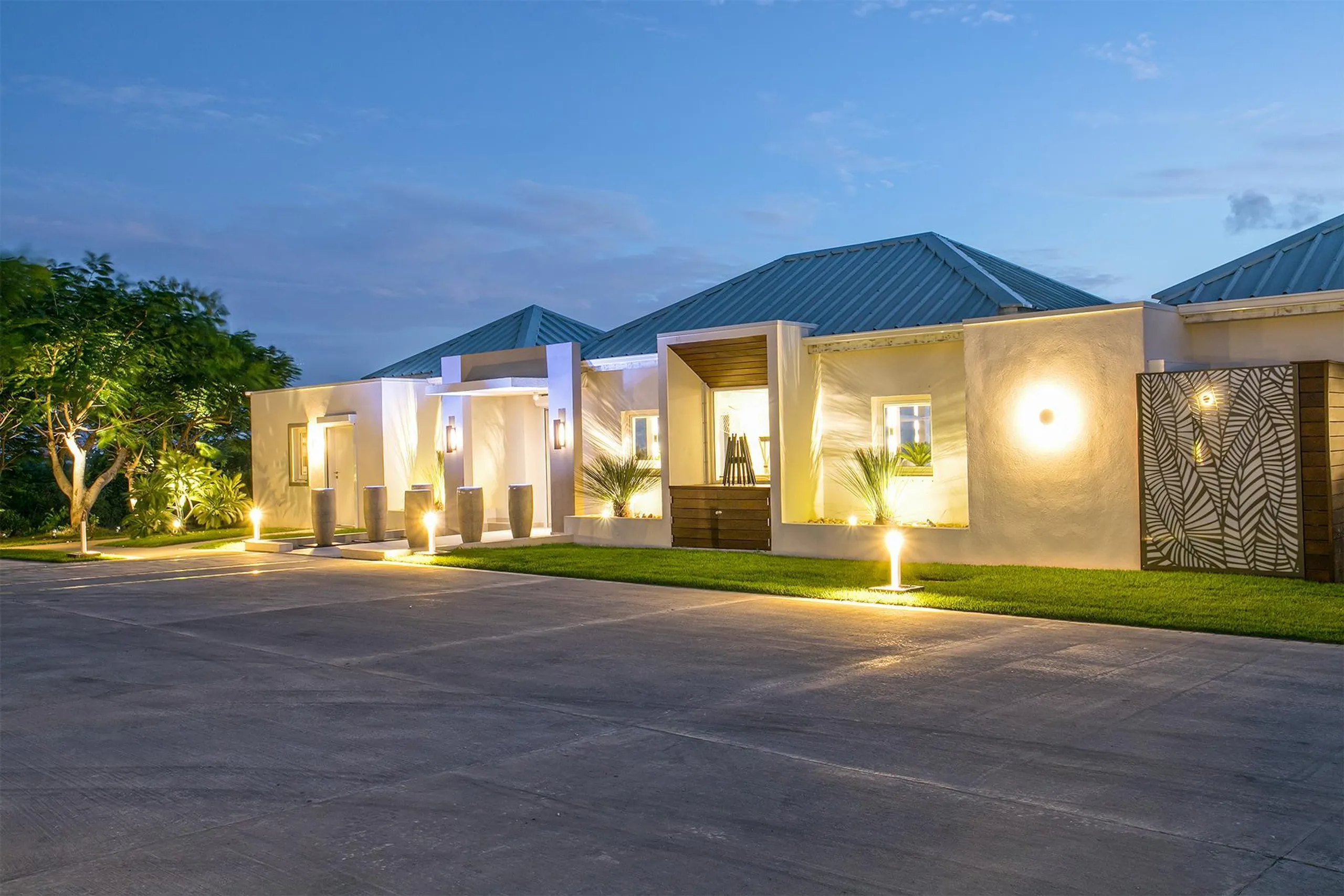 Exclusive Luxe Retreat with Infinity Pool and Breathtaking Ocean Views — photograph 12